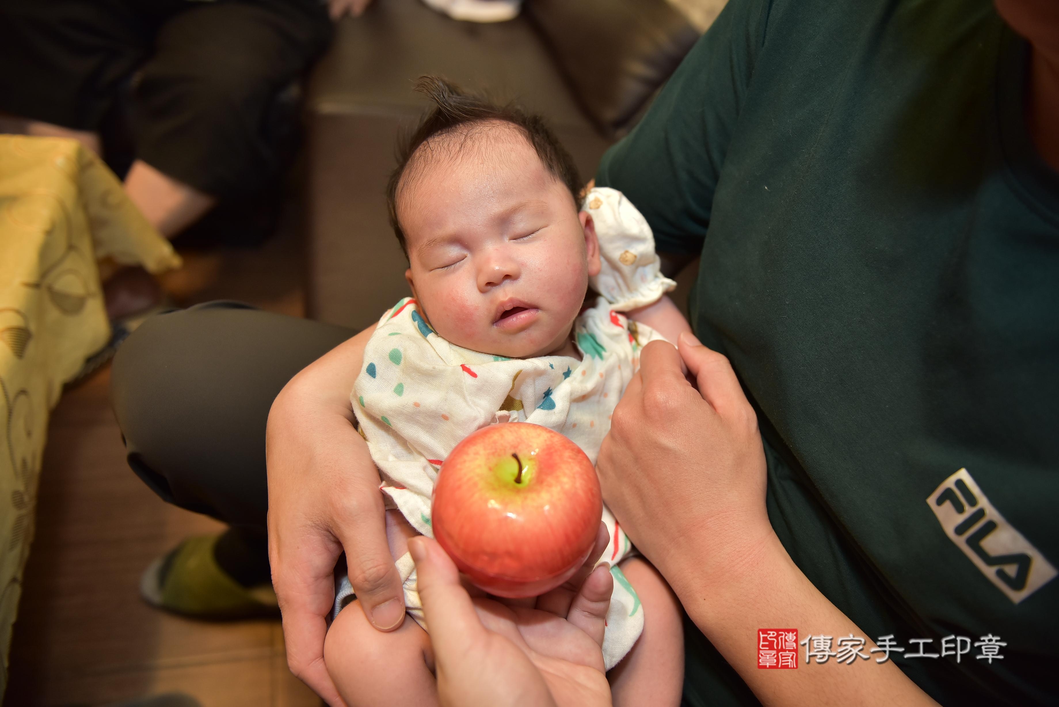 傳家手工印章台南店、抓周、度脺、中國風會場、傳家嬰兒古禮、吉祥話、抓周道具物品24種、拍照。抓周證書。寶寶抓周、滿周歲、生日快樂、祝福