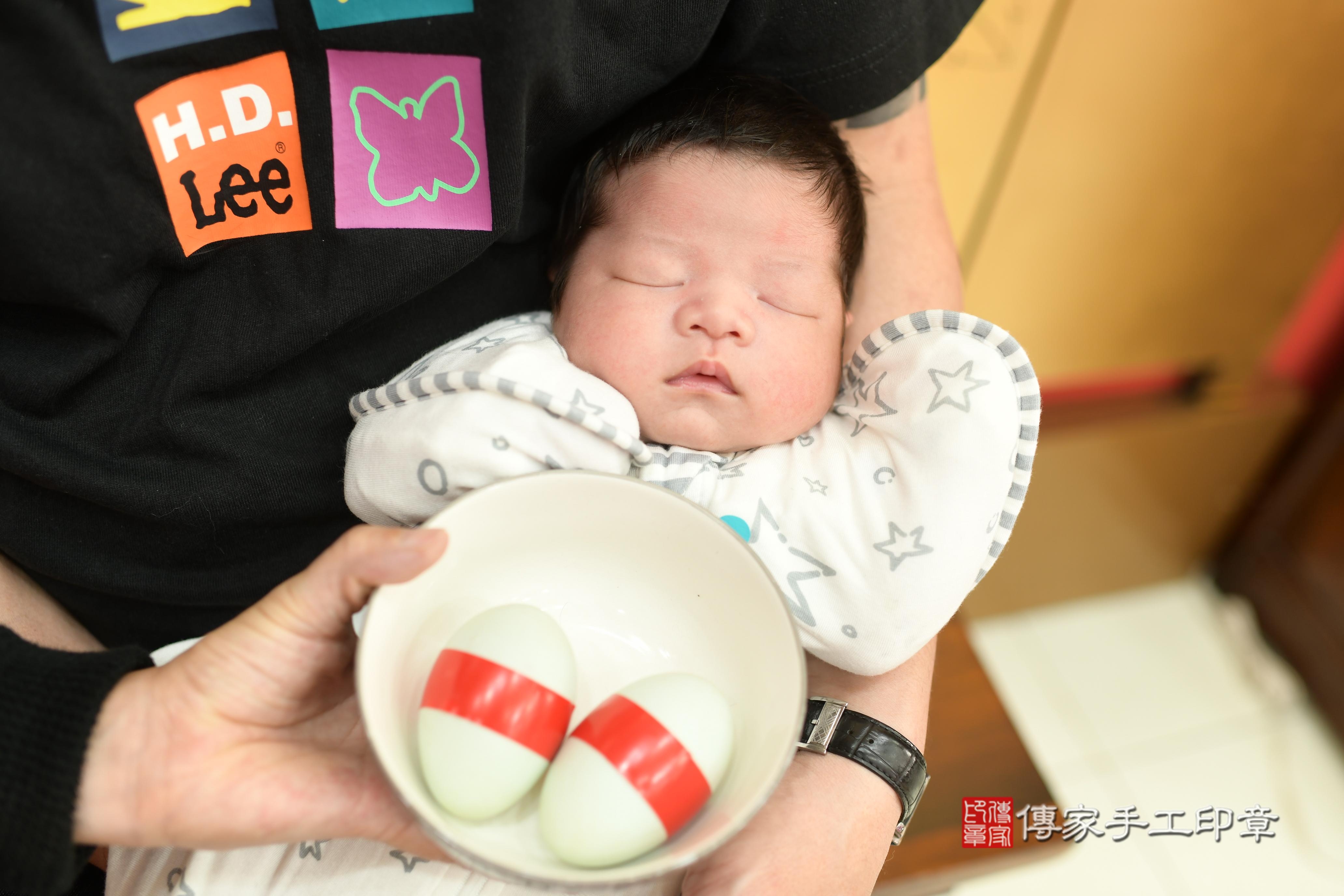 傳家手工印章台南店、抓周、度脺、中國風會場、傳家嬰兒古禮、吉祥話、抓周道具物品24種、拍照。抓周證書。寶寶抓周、滿周歲、生日快樂、祝福