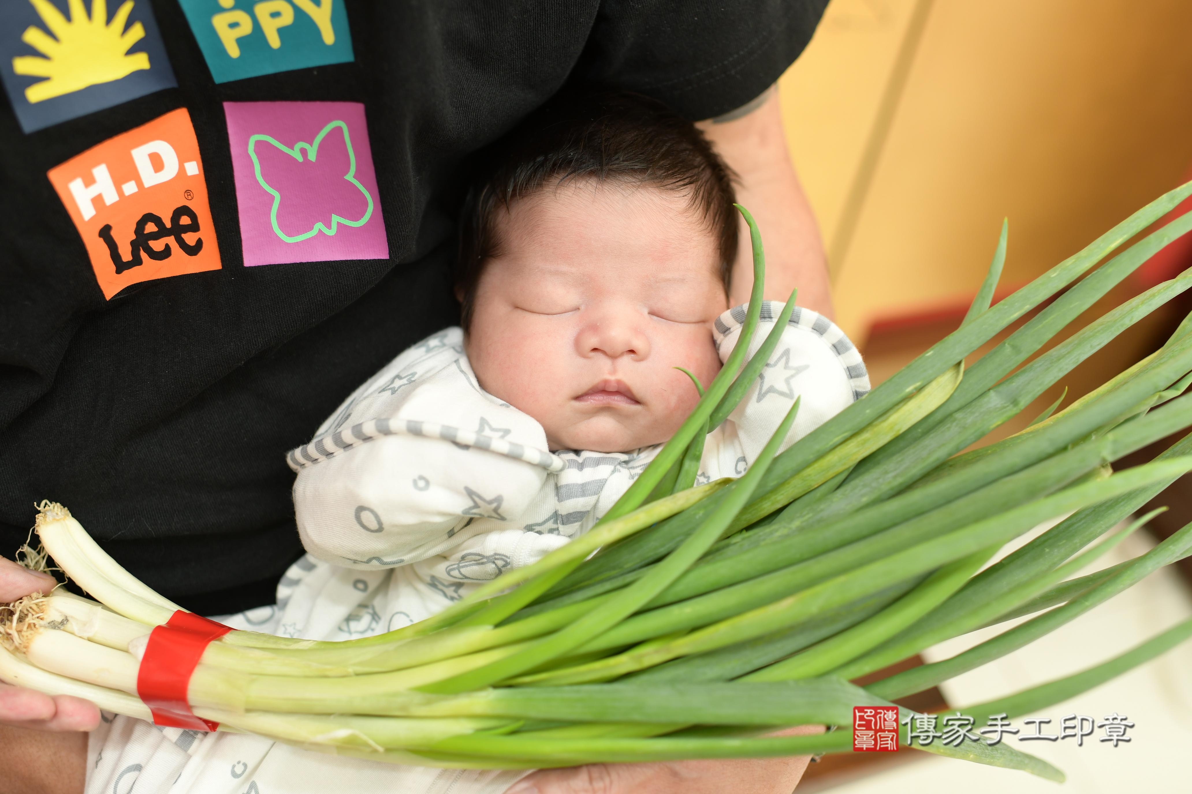 傳家手工印章台南店、抓周、度脺、中國風會場、傳家嬰兒古禮、吉祥話、抓周道具物品24種、拍照。抓周證書。寶寶抓周、滿周歲、生日快樂、祝福