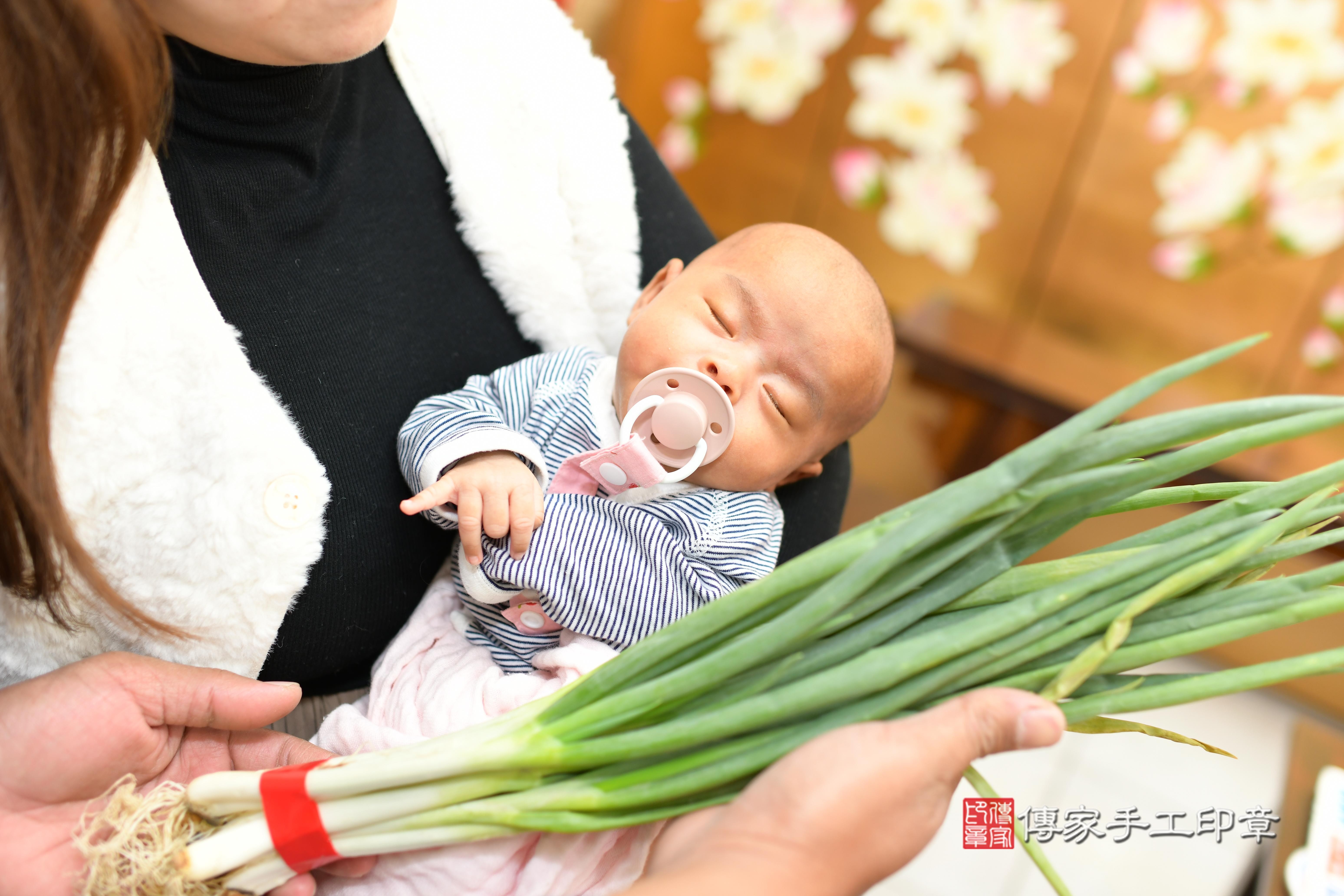 傳家手工印章台南店、抓周、度脺、中國風會場、傳家嬰兒古禮、吉祥話、抓周道具物品24種、拍照。抓周證書。寶寶抓周、滿周歲、生日快樂、祝福