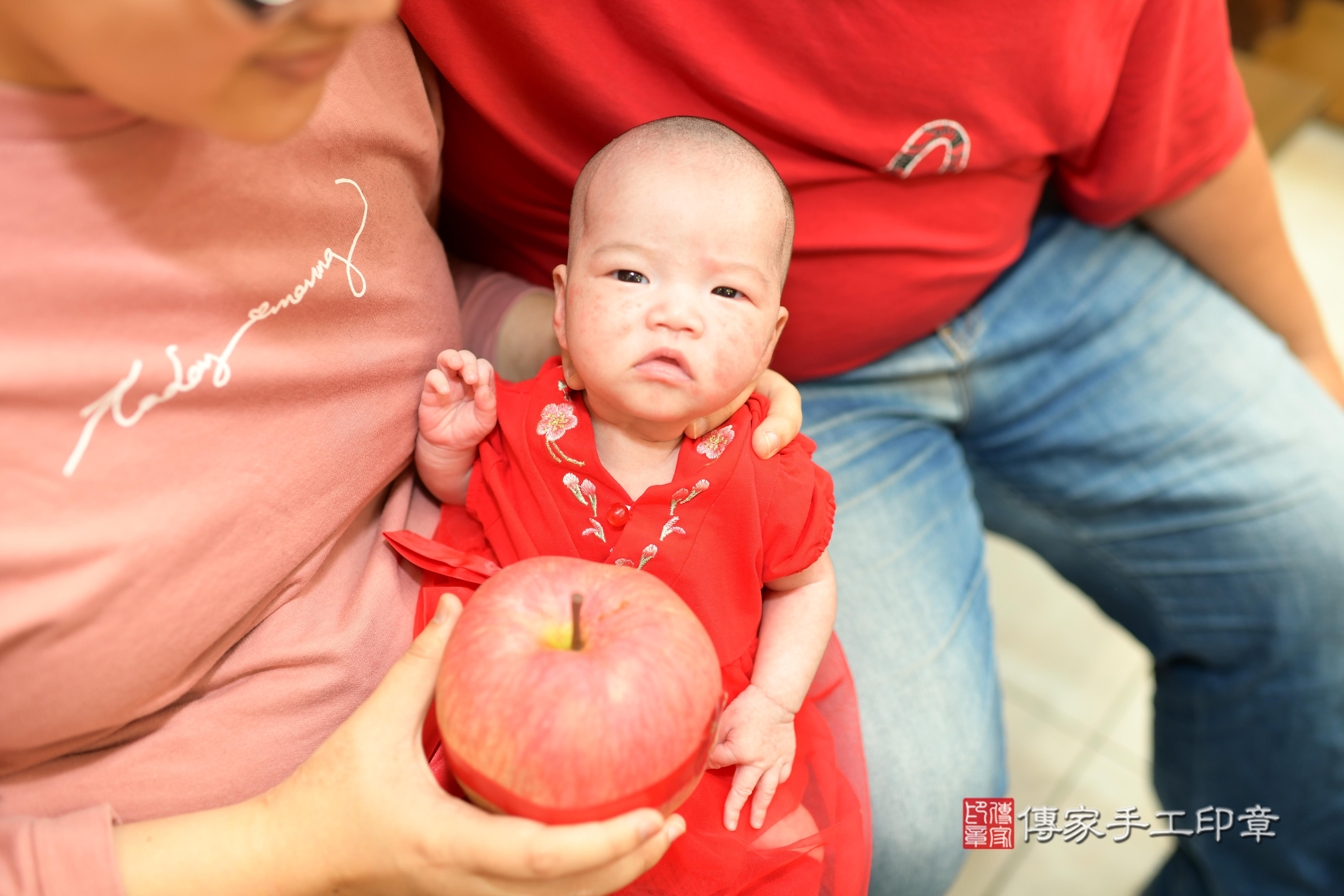 傳家手工印章台南店、抓周、度脺、中國風會場、傳家嬰兒古禮、吉祥話、抓周道具物品24種、拍照。抓周證書。寶寶抓周、滿周歲、生日快樂、祝福