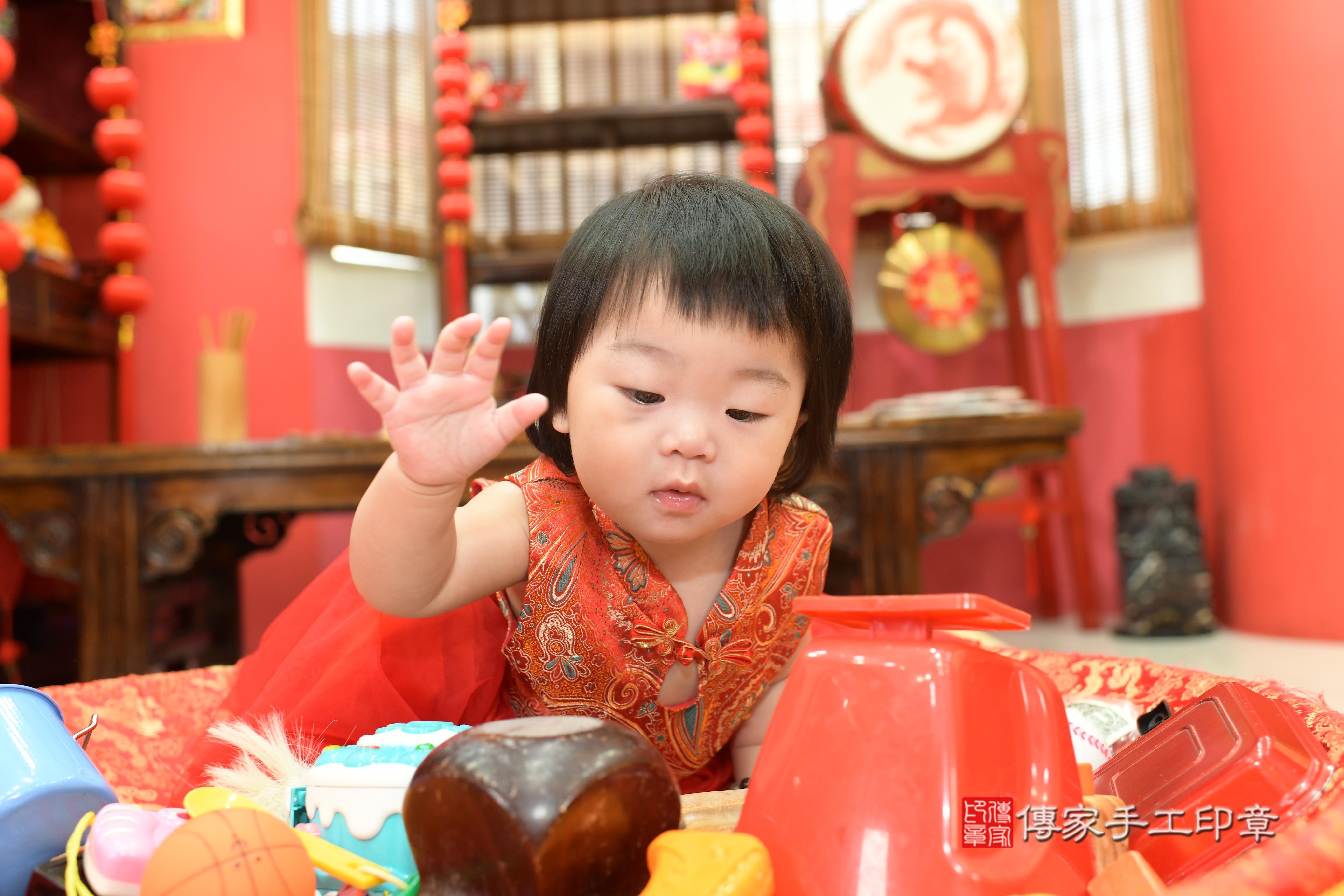 傳家手工印章高雄店、抓周、度脺、中國風會場、傳家嬰兒古禮、吉祥話、抓周道具物品24種、拍照。抓周證書。寶寶抓周、滿周歲、生日快樂、祝福