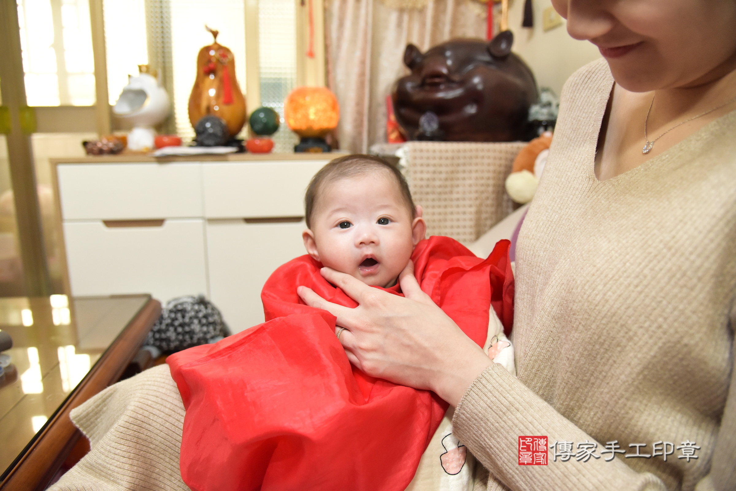 小涵寶寶(新北市八里區到府嬰兒小涵寶寶滿月剃頭理髮、到府嬰兒剃胎毛儀式吉祥話)。到府剃頭剃胎毛主持、專業拍照、證書。★購買「臍帶章、肚臍章、胎毛筆刷印章」贈送：剃頭、收涎、抓周，三選一。2024.3.20，照片16