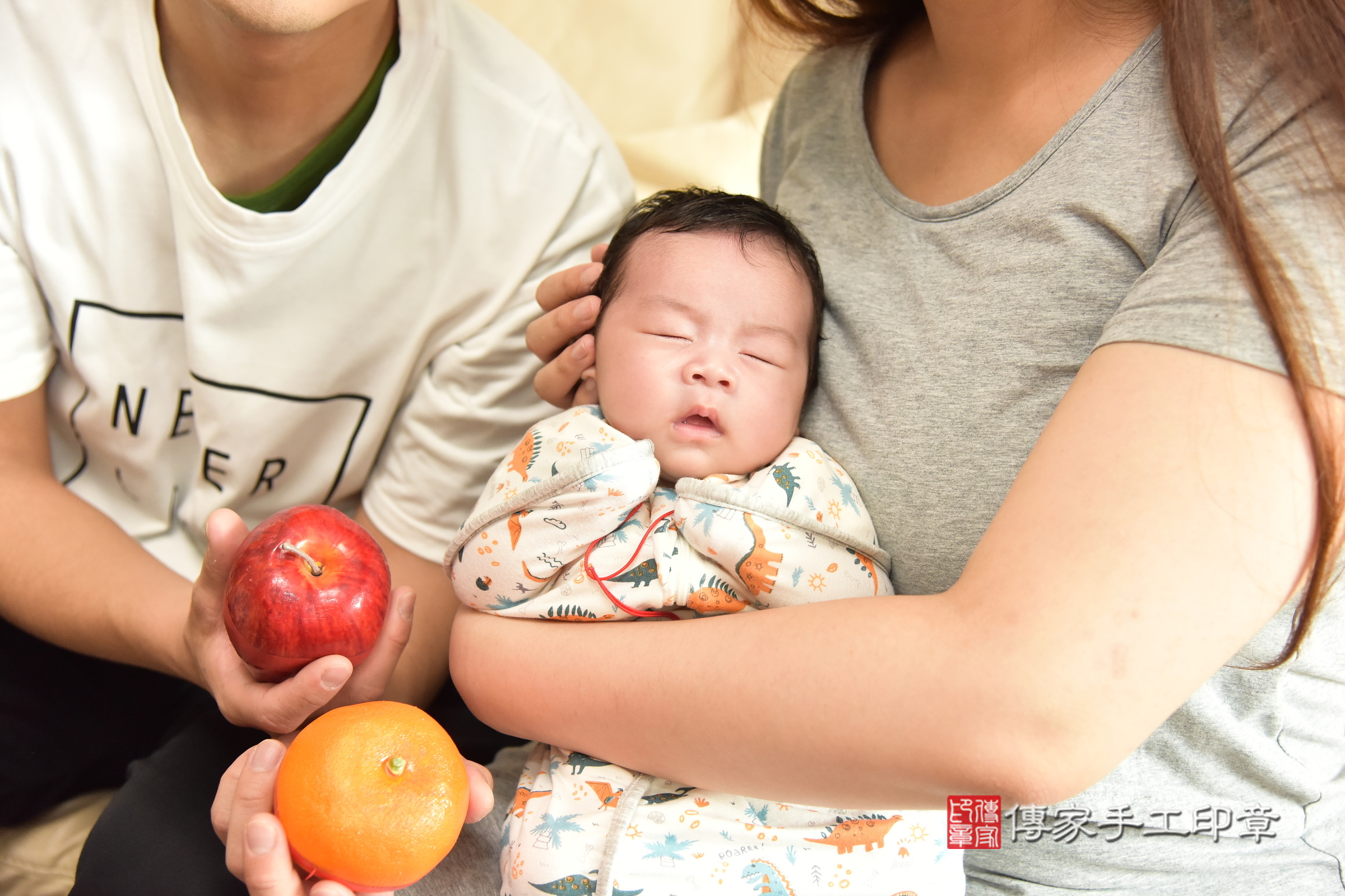 妮妮寶寶(新北市永和區到府嬰兒妮妮寶寶滿月剃頭理髮、到府嬰兒剃胎毛儀式吉祥話)。到府剃頭剃胎毛主持、專業拍照、證書。★購買「臍帶章、肚臍章、胎毛筆刷印章」贈送：剃頭、收涎、抓周，三選一。2024.3.25，照片12