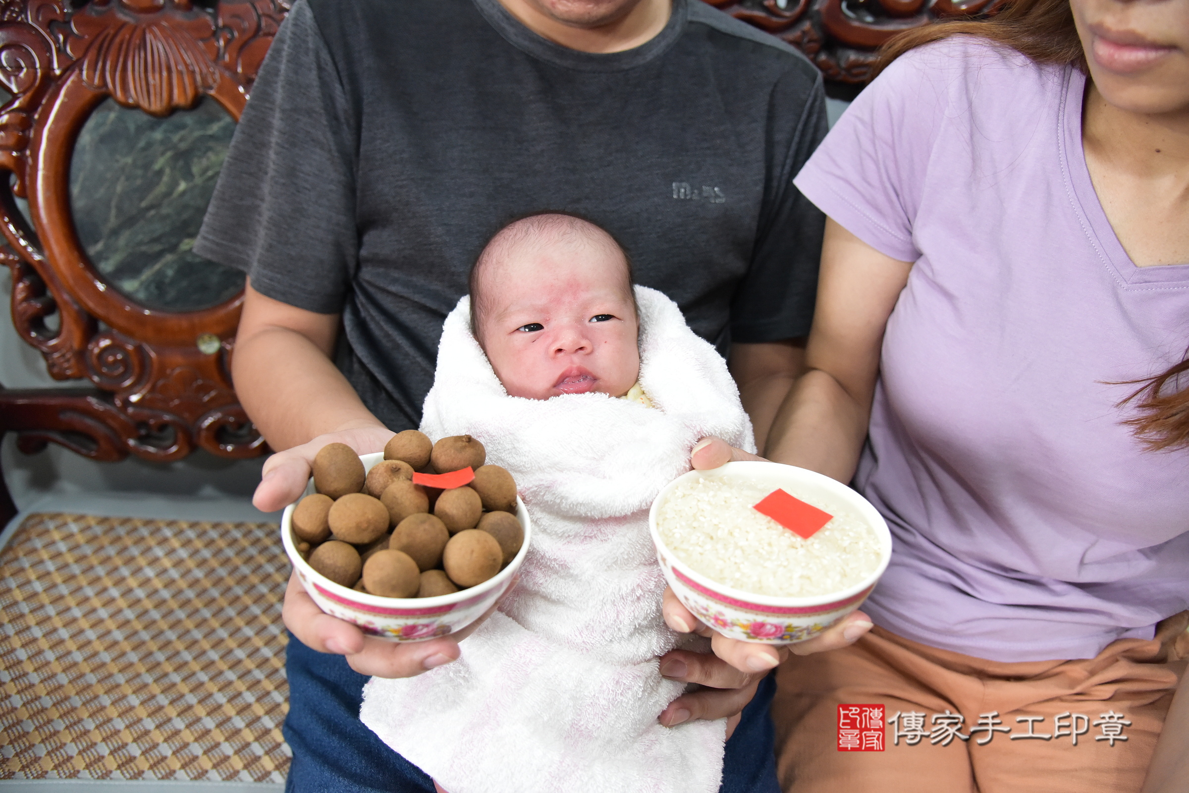 小升寶寶(新北市土城區到府嬰兒小升寶寶滿月剃頭理髮、到府嬰兒剃胎毛儀式吉祥話)。到府剃頭剃胎毛主持、專業拍照、證書。★購買「臍帶章、肚臍章、胎毛筆刷印章」贈送：剃頭、收涎、抓周，三選一。2024.3.27，照片5