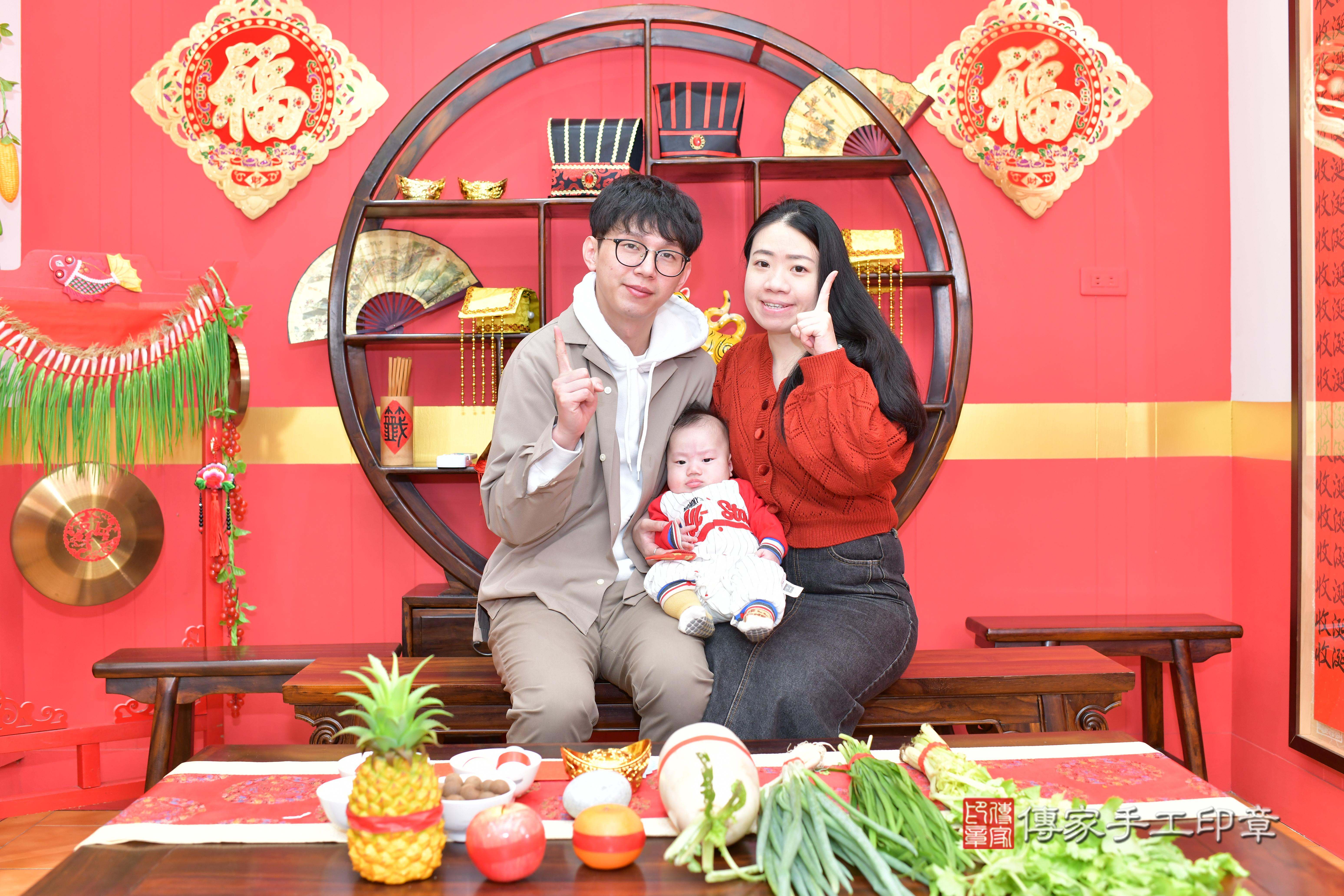 傳家手工印章桃園店、抓周、度脺、中國風會場、傳家嬰兒古禮、吉祥話、抓周道具物品24種、拍照。抓周證書。寶寶抓周、滿周歲、生日快樂、祝福