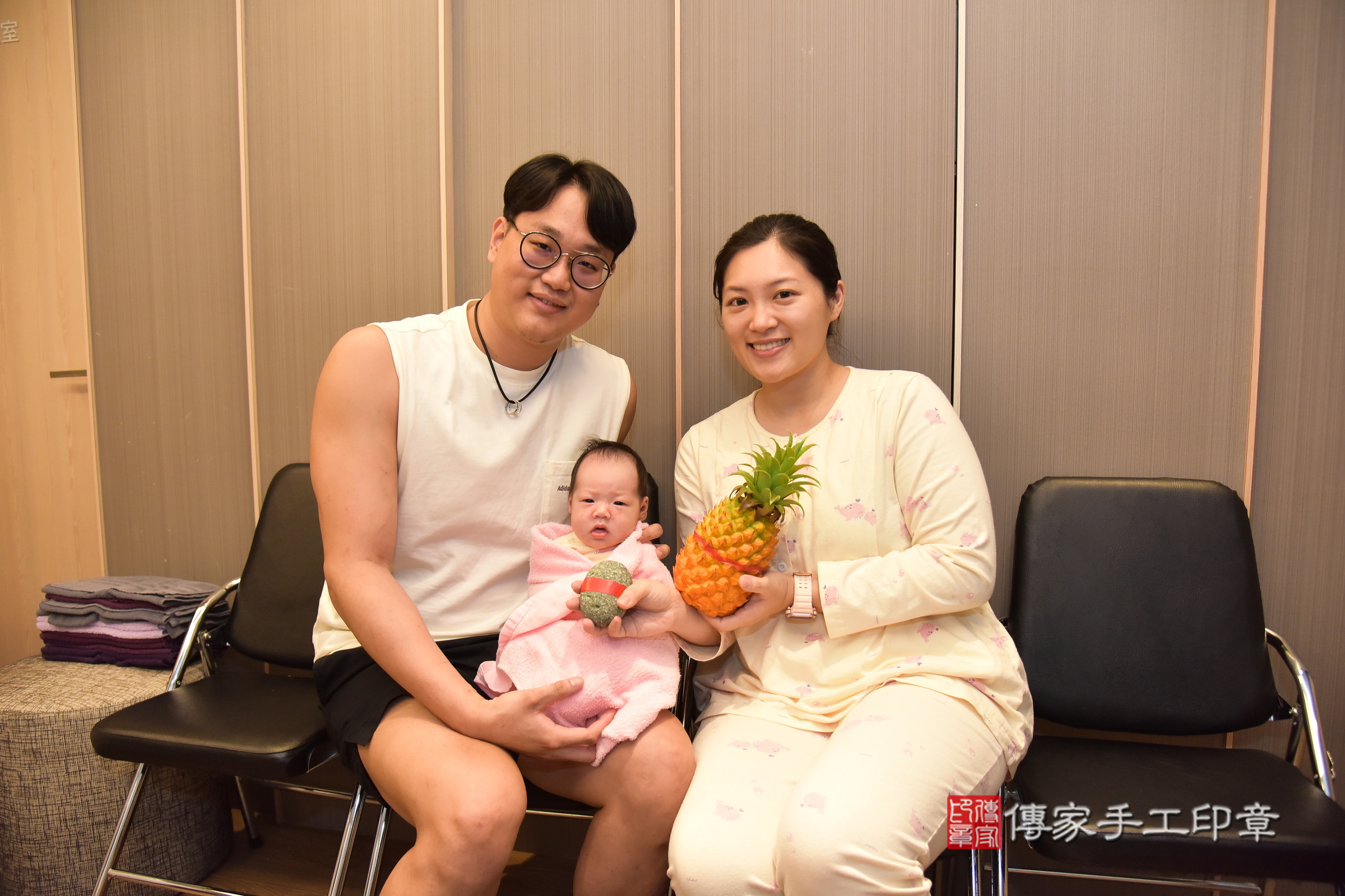 小芙寶寶(新北市板橋區到府嬰兒小芙寶寶滿月剃頭理髮、到府嬰兒剃胎毛儀式吉祥話)。到府剃頭剃胎毛主持、專業拍照、證書。★購買「臍帶章、肚臍章、胎毛筆刷印章」贈送：剃頭、收涎、抓周，三選一。2024.3.26，照片8