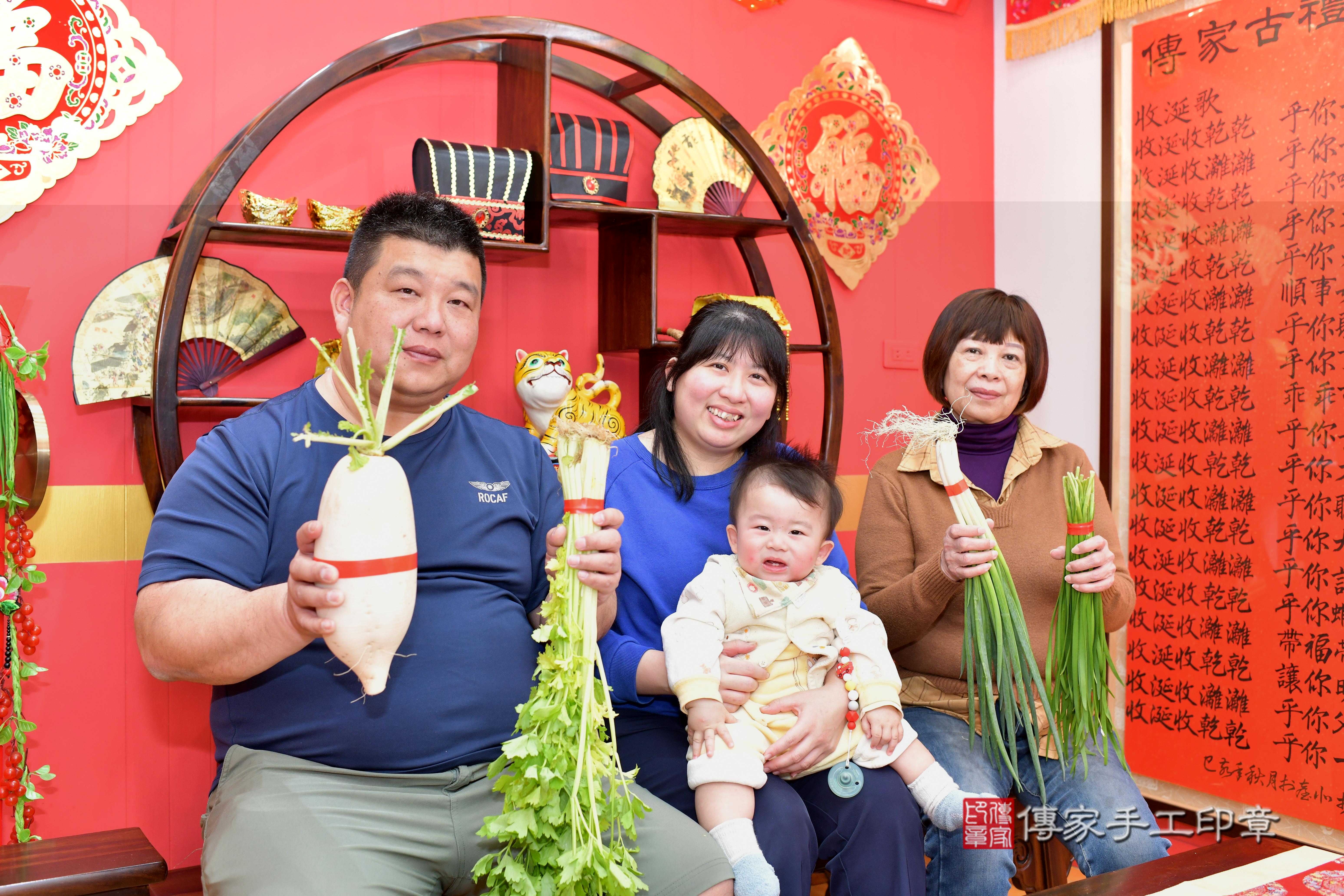 傳家手工印章桃園店、抓周、度脺、中國風會場、傳家嬰兒古禮、吉祥話、抓周道具物品24種、拍照。抓周證書。寶寶抓周、滿周歲、生日快樂、祝福