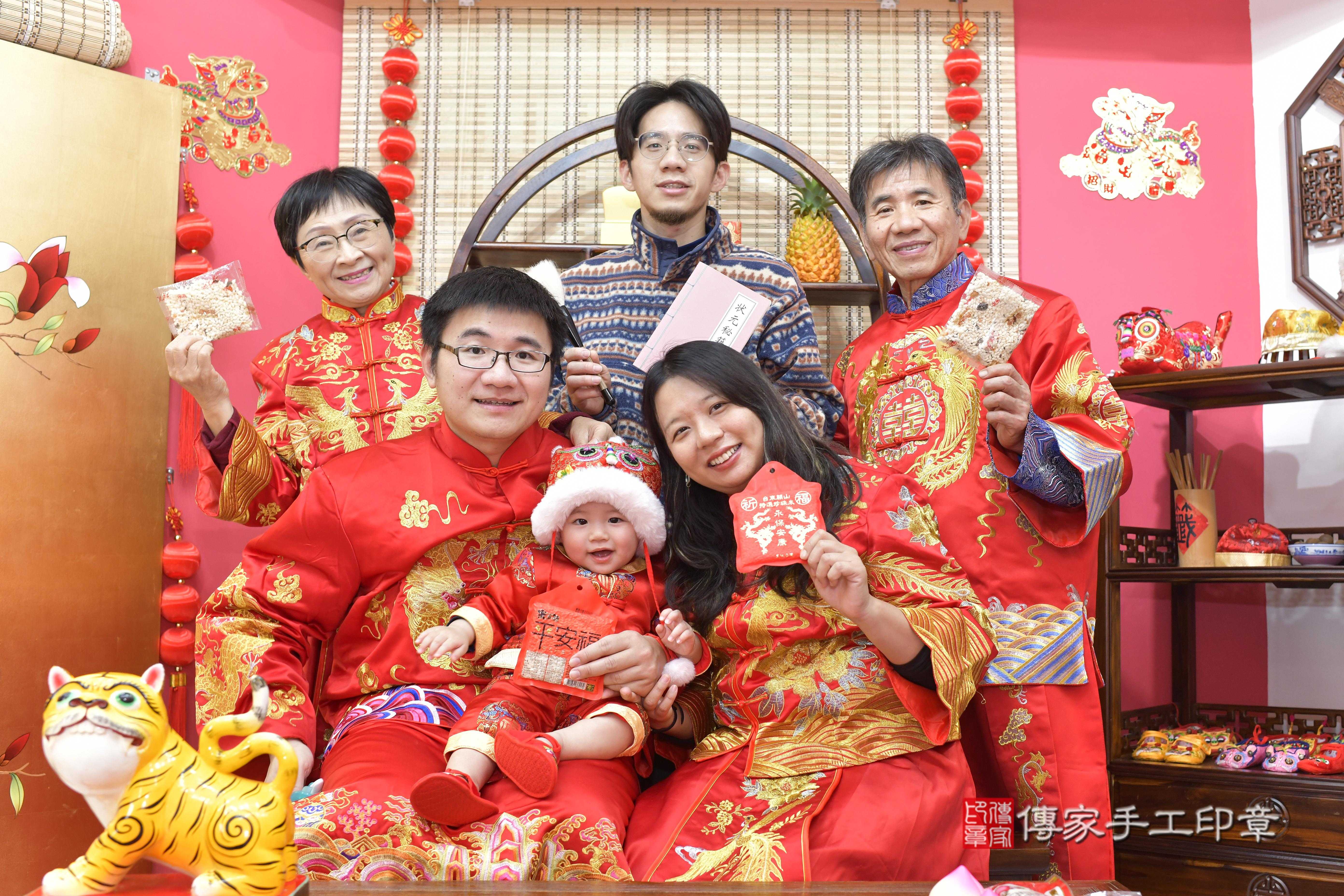 傳家手工印章新竹店、抓周、度脺、中國風會場、傳家嬰兒古禮、吉祥話、抓周道具物品24種、拍照。抓周證書。寶寶抓周、滿周歲、生日快樂、祝福
