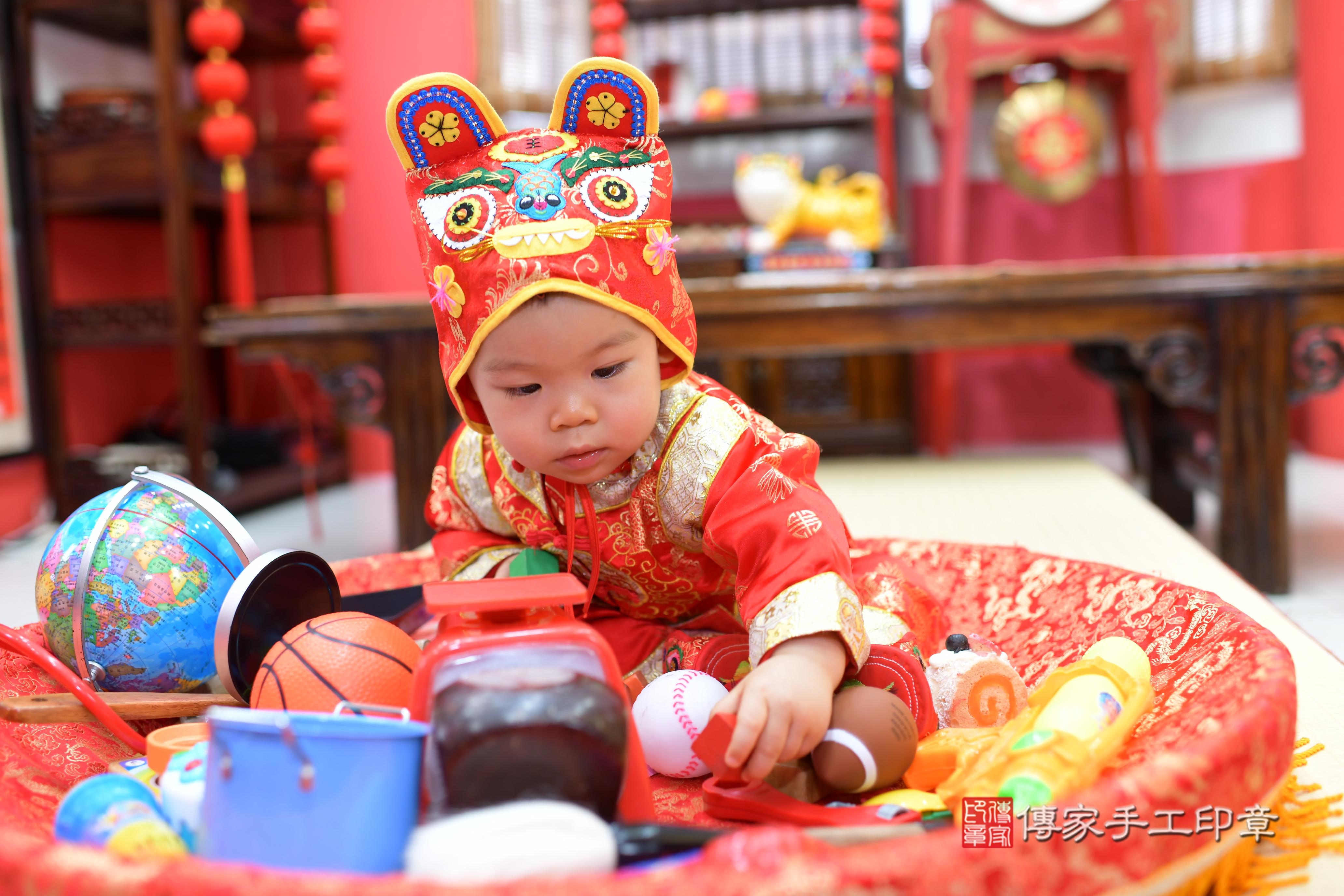 傳家手工印章高雄店、抓周、度脺、中國風會場、傳家嬰兒古禮、吉祥話、抓周道具物品24種、拍照。抓周證書。寶寶抓周、滿周歲、生日快樂、祝福