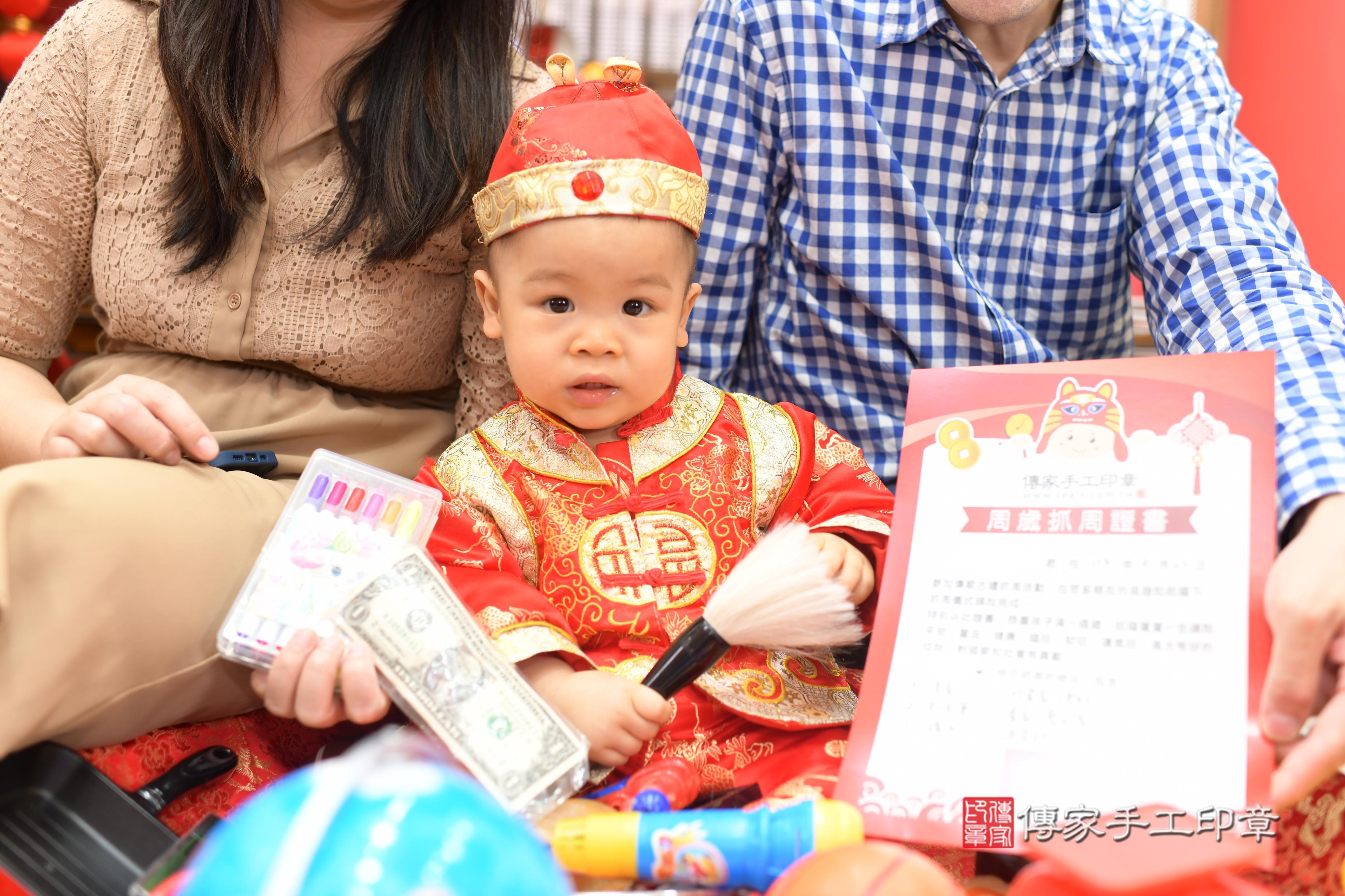 傳家手工印章高雄店、抓周、度脺、中國風會場、傳家嬰兒古禮、吉祥話、抓周道具物品24種、拍照。抓周證書。寶寶抓周、滿周歲、生日快樂、祝福