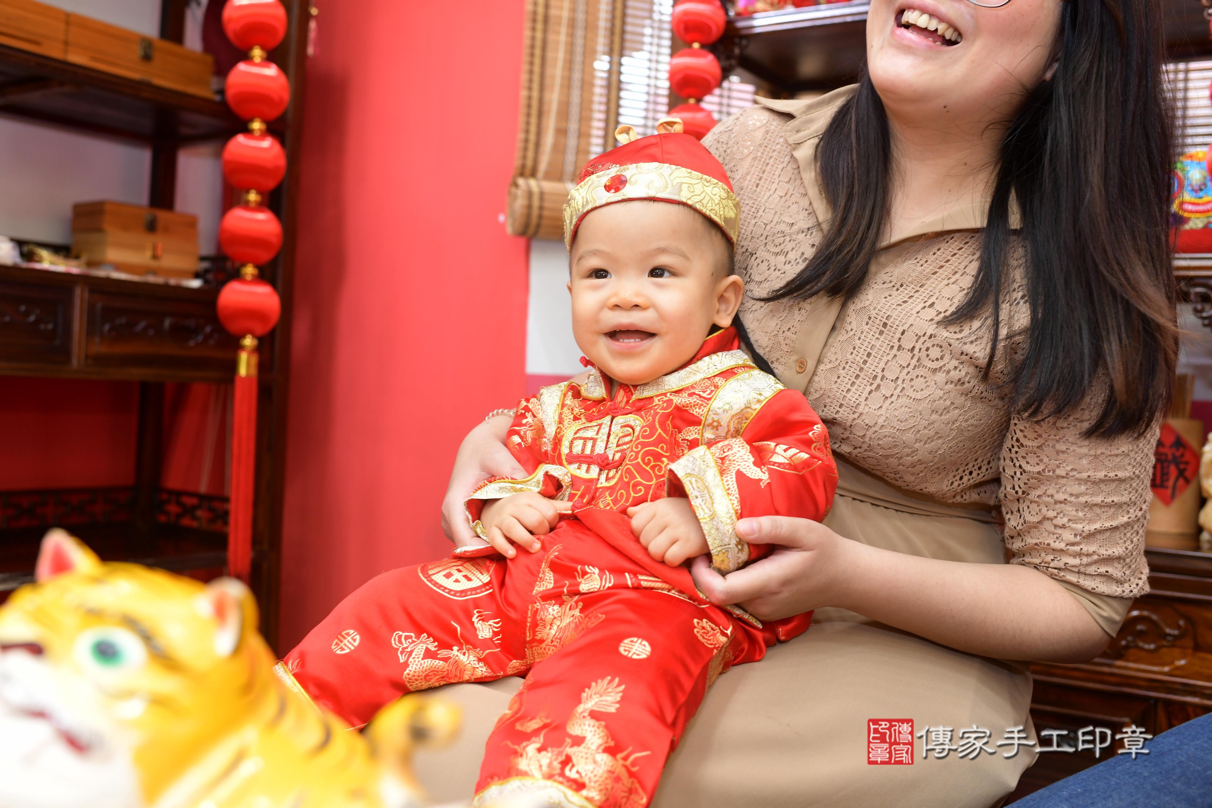 傳家手工印章高雄店、抓周、度脺、中國風會場、傳家嬰兒古禮、吉祥話、抓周道具物品24種、拍照。抓周證書。寶寶抓周、滿周歲、生日快樂、祝福