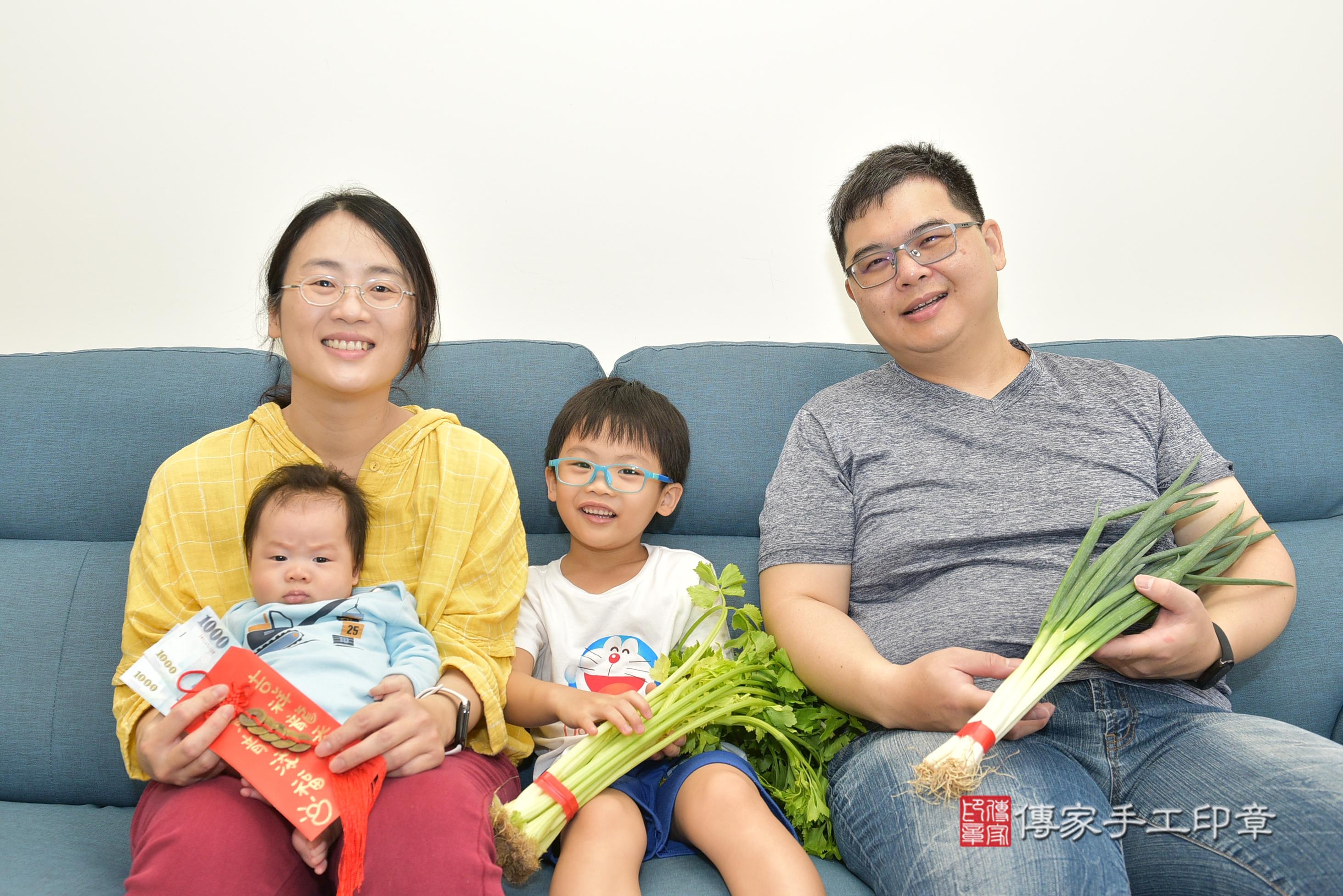 傳家手工印章桃園店、抓周、度脺、中國風會場、傳家嬰兒古禮、吉祥話、抓周道具物品24種、拍照。抓周證書。寶寶抓周、滿周歲、生日快樂、祝福