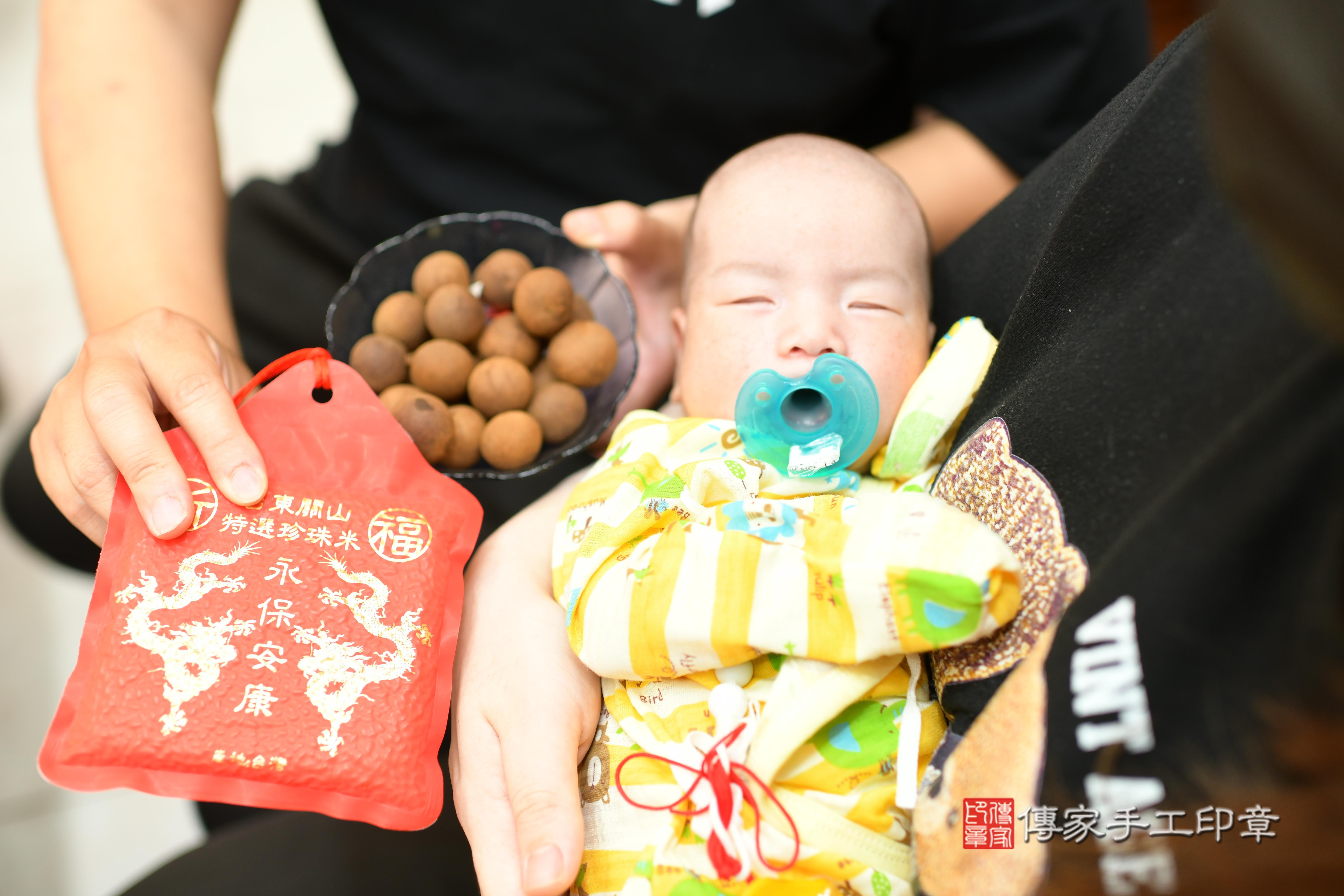 傳家手工印章台南店、抓周、度脺、中國風會場、傳家嬰兒古禮、吉祥話、抓周道具物品24種、拍照。抓周證書。寶寶抓周、滿周歲、生日快樂、祝福