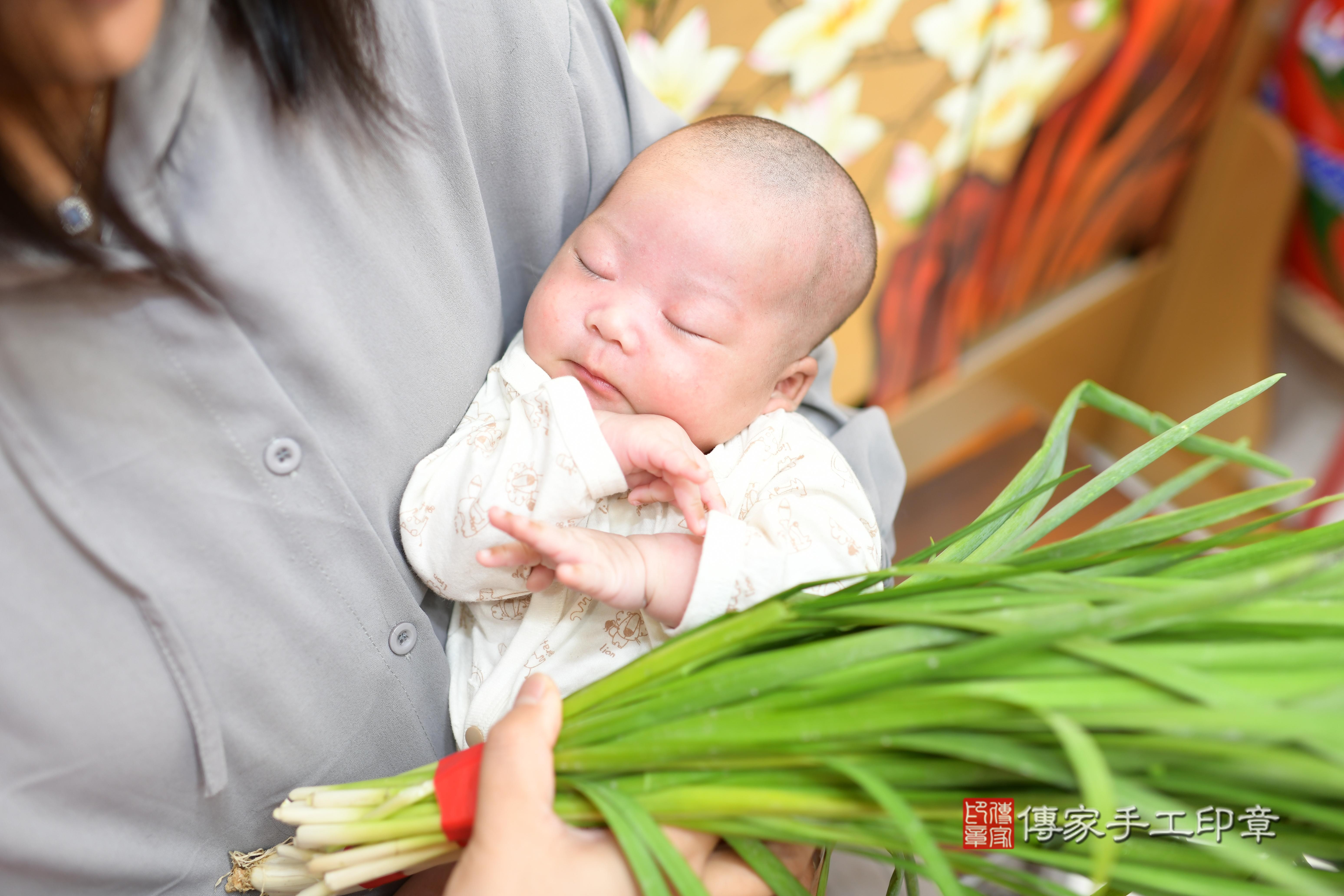 傳家手工印章台南店、抓周、度脺、中國風會場、傳家嬰兒古禮、吉祥話、抓周道具物品24種、拍照。抓周證書。寶寶抓周、滿周歲、生日快樂、祝福