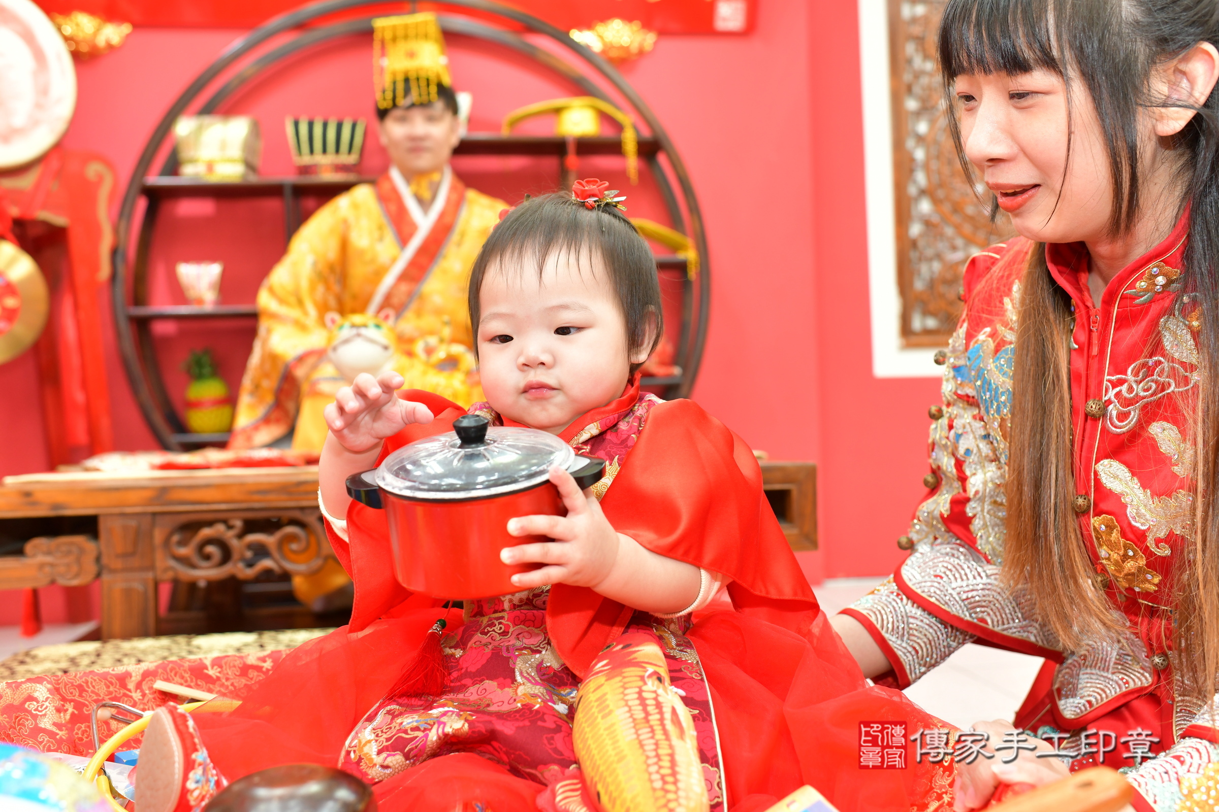 台中市北區伶伶寶寶抓周推薦：傳家台中店抓周度脺中國風會場，嬰兒古禮抓周流程儀式吉祥話、抓周道具物品24種、拍照。抓周證書。2024.3.7，照片15