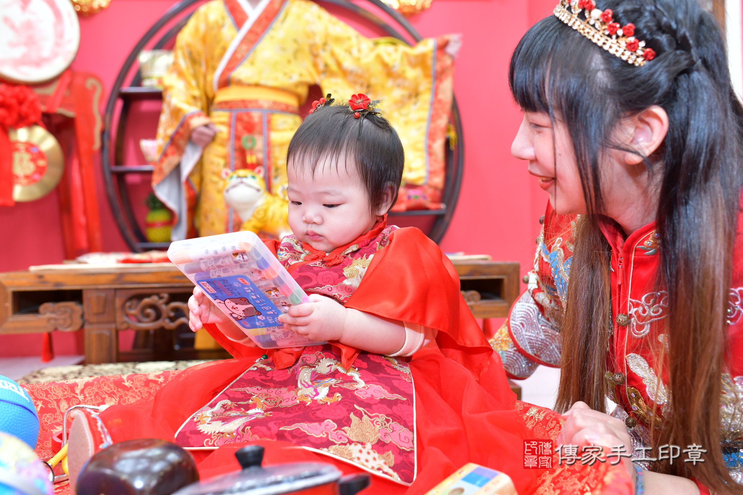 台中市北區伶伶寶寶抓周推薦：傳家台中店抓周度脺中國風會場，嬰兒古禮抓周流程儀式吉祥話、抓周道具物品24種、拍照。抓周證書。2024.3.7，照片13