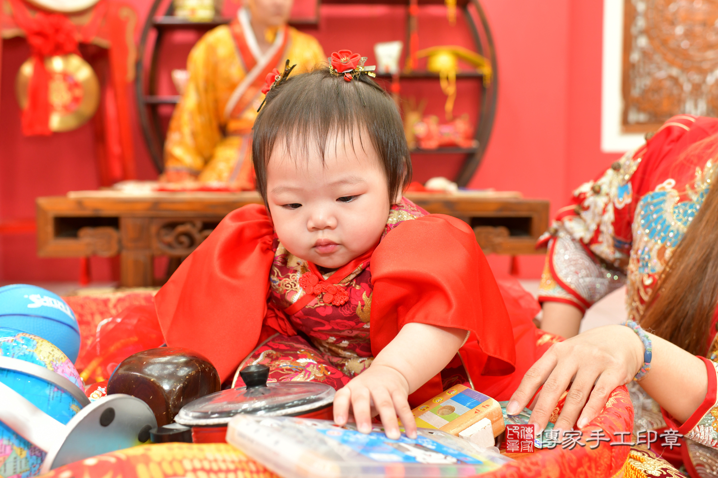 台中市北區伶伶寶寶抓周推薦：傳家台中店抓周度脺中國風會場，嬰兒古禮抓周流程儀式吉祥話、抓周道具物品24種、拍照。抓周證書。2024.3.7，照片17