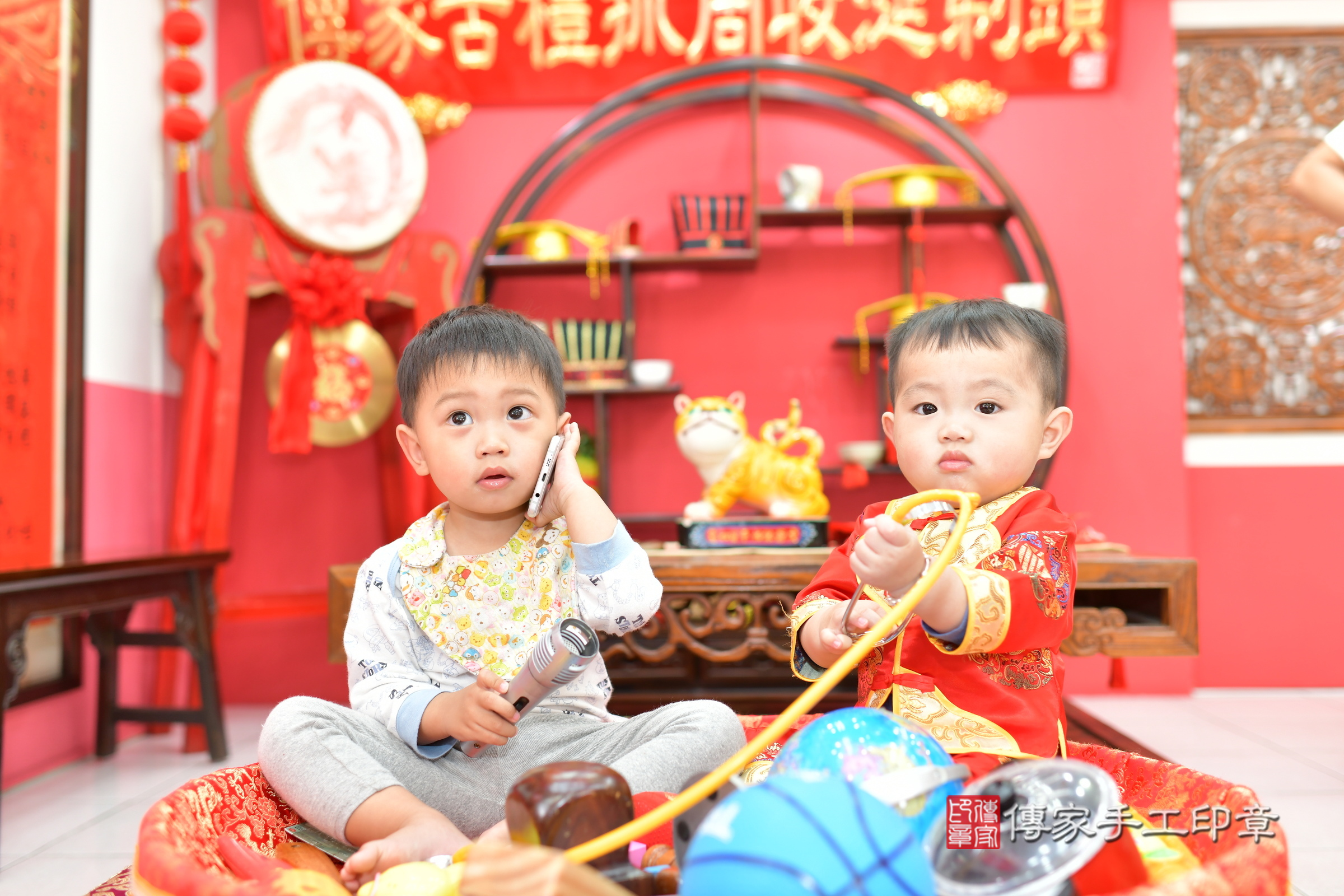 台中市北區峻峻寶寶抓周推薦：傳家台中店抓周度脺中國風會場，嬰兒古禮抓周流程儀式吉祥話、抓周道具物品24種、拍照。抓周證書。2024.3.25，照片4