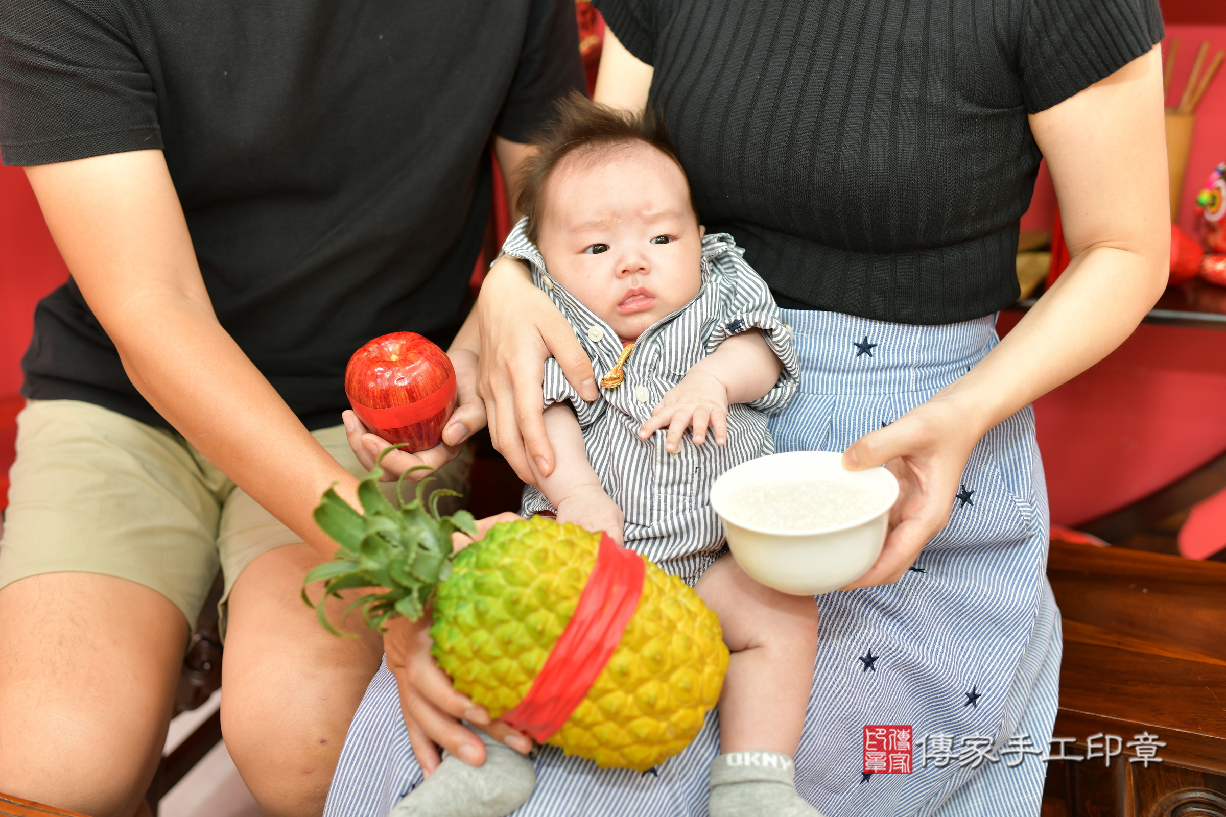 澄澄寶寶( 嬰兒寶寶滿月剃頭理髮、嬰兒剃胎毛儀式吉祥話)。中國風會場，爸媽寶貝穿「日中韓」古裝禮服。專業拍照、證書。★購買「臍帶章、肚臍章、胎毛筆刷印章」贈送：剃頭、收涎、抓周，三選一。2024.3.30，照片13