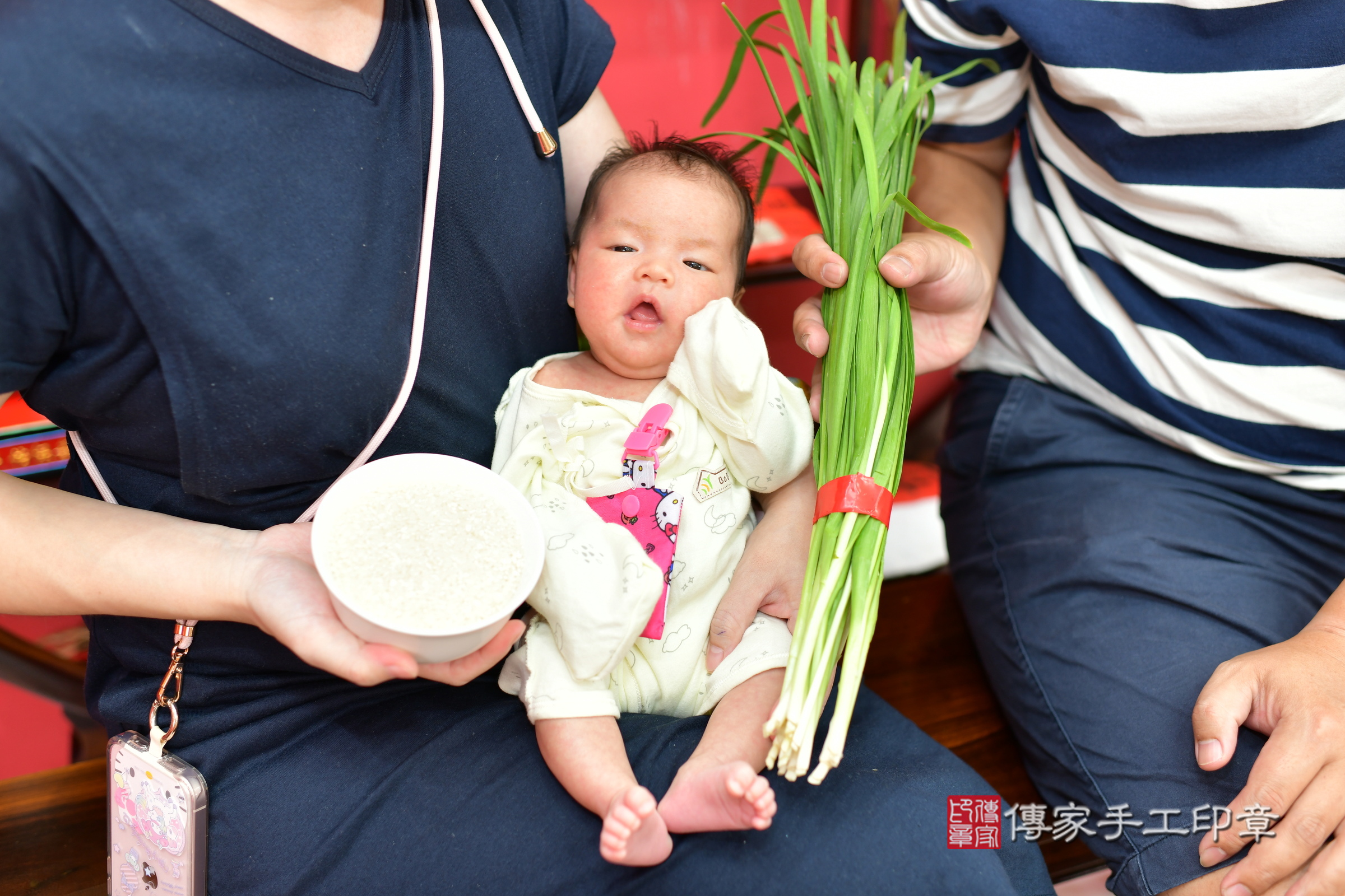 小瑜寶寶(台中市北區嬰兒寶寶滿月剃頭理髮、嬰兒剃胎毛儀式吉祥話)。中國風會場，爸媽寶貝穿「日中韓」古裝禮服。專業拍照、證書。★購買「臍帶章、肚臍章、胎毛筆刷印章」贈送：剃頭、收涎、抓周，三選一。2024.3.31，照片7