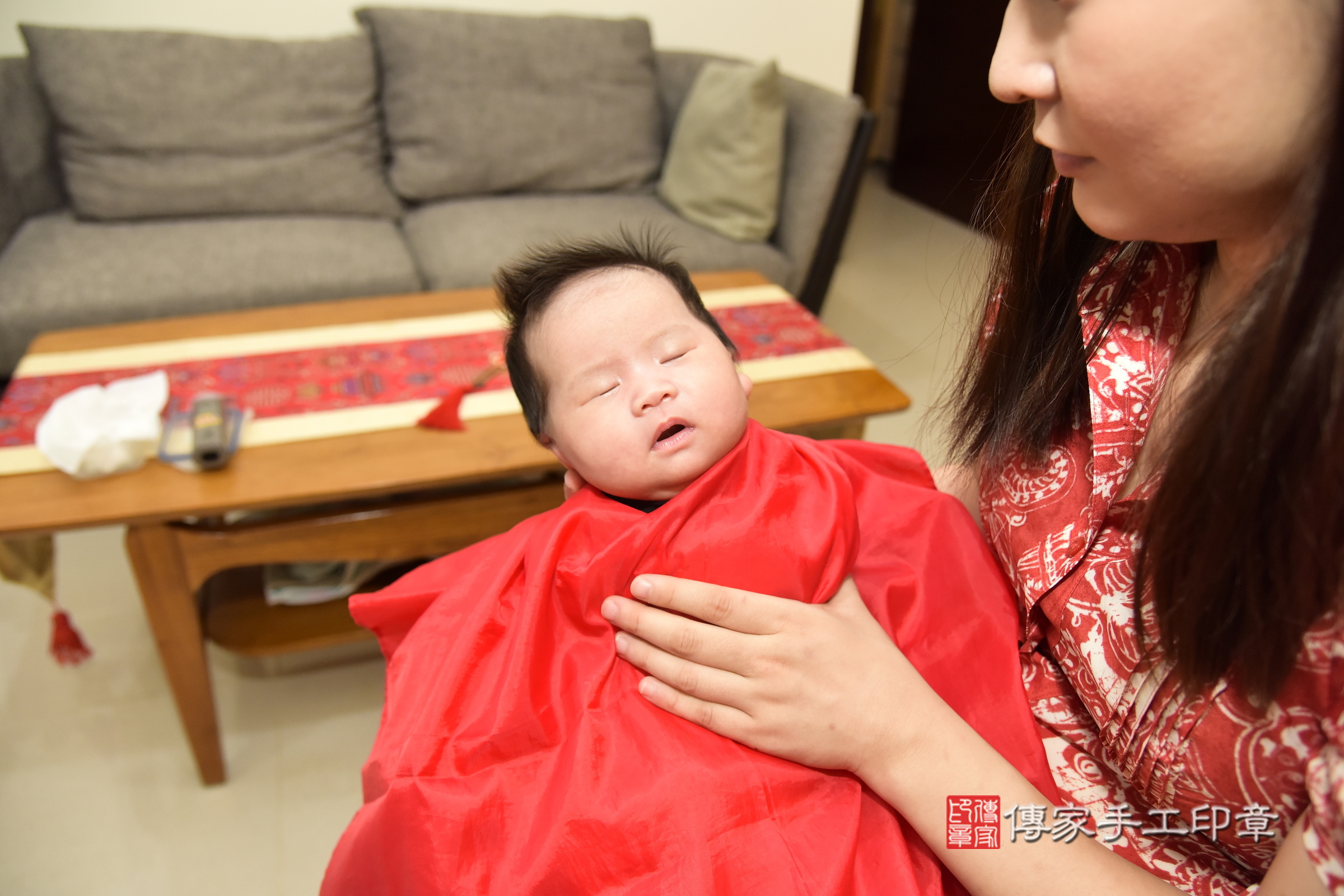 彤彤寶寶(新北市板橋區到府嬰兒彤彤寶寶滿月剃頭理髮、到府嬰兒剃胎毛儀式吉祥話)。到府剃頭剃胎毛主持、專業拍照、證書。★購買「臍帶章、肚臍章、胎毛筆刷印章」贈送：剃頭、收涎、抓周，三選一。2024.4.8，照片20