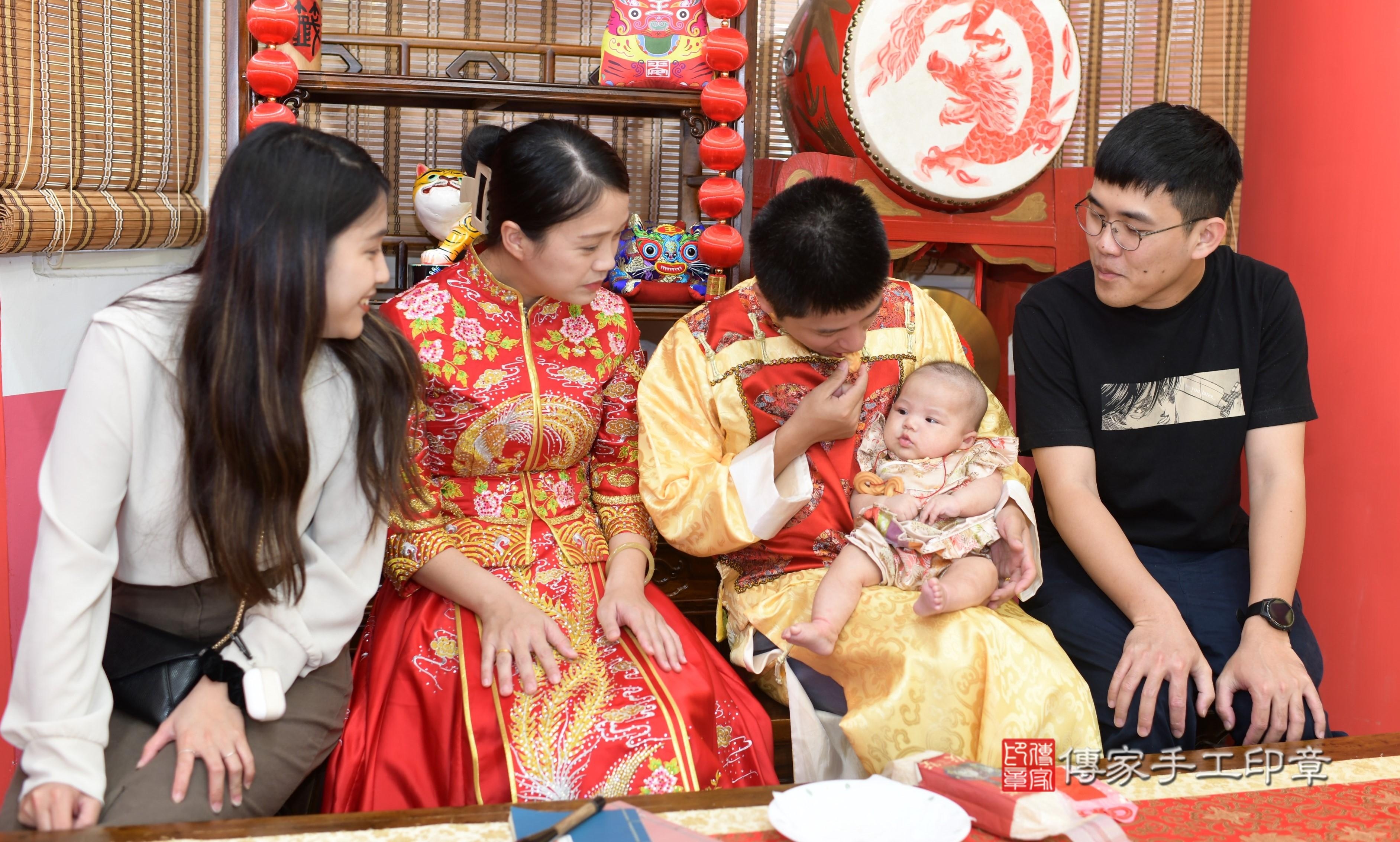 傳家手工印章高雄店、抓周、度脺、中國風會場、傳家嬰兒古禮、吉祥話、抓周道具物品24種、拍照。抓周證書。寶寶抓周、滿周歲、生日快樂、祝福