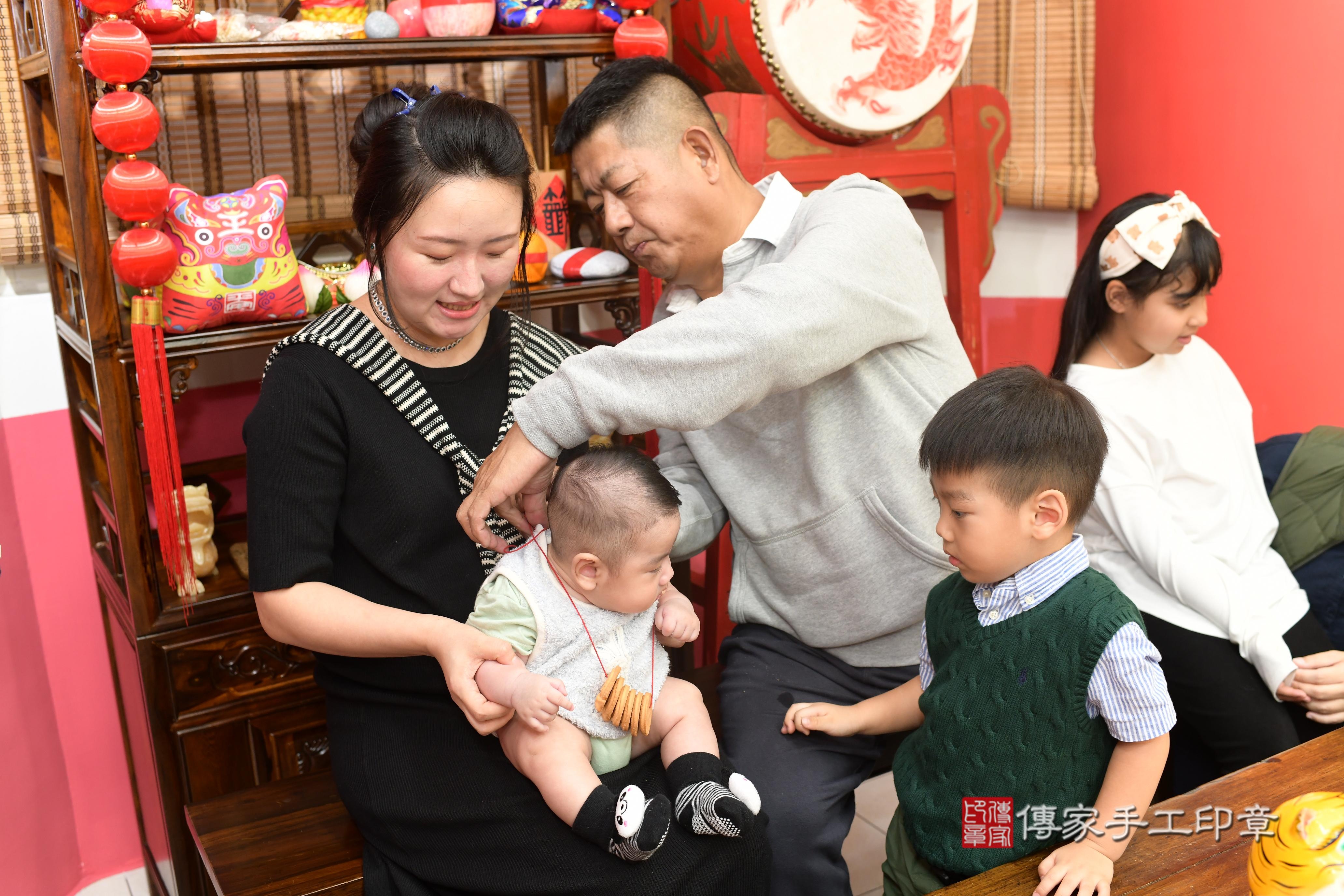傳家手工印章高雄店、抓周、度脺、中國風會場、傳家嬰兒古禮、吉祥話、抓周道具物品24種、拍照。抓周證書。寶寶抓周、滿周歲、生日快樂、祝福