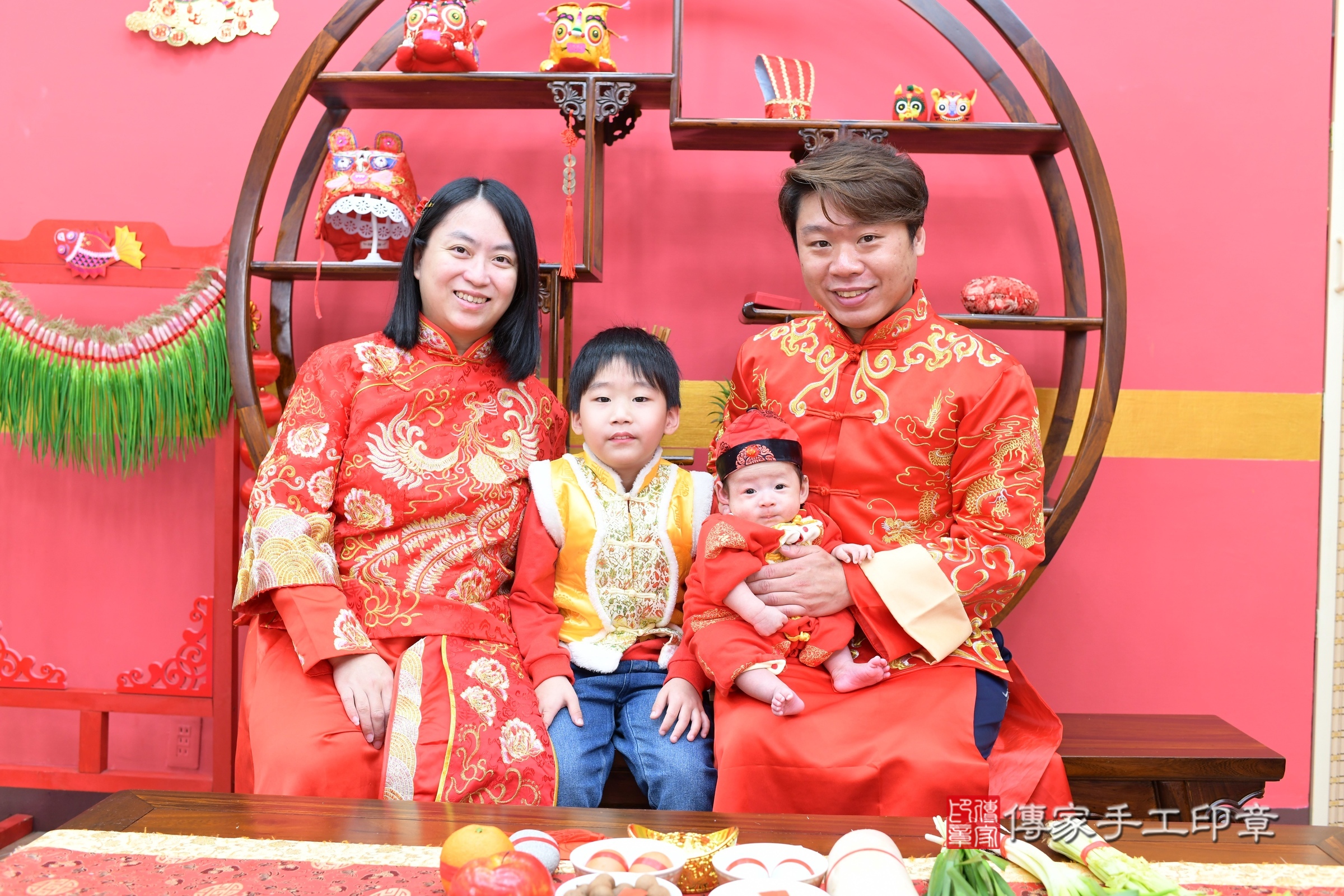小智寶寶(新北市永和區嬰兒寶寶滿月剃頭理髮、嬰兒剃胎毛儀式吉祥話)。中國風會場，爸媽寶貝穿「日中韓」古裝禮服。專業拍照、證書。★購買「臍帶章、肚臍章、胎毛筆刷印章」贈送：剃頭、收涎、抓周，三選一。2024.3.30，照片3