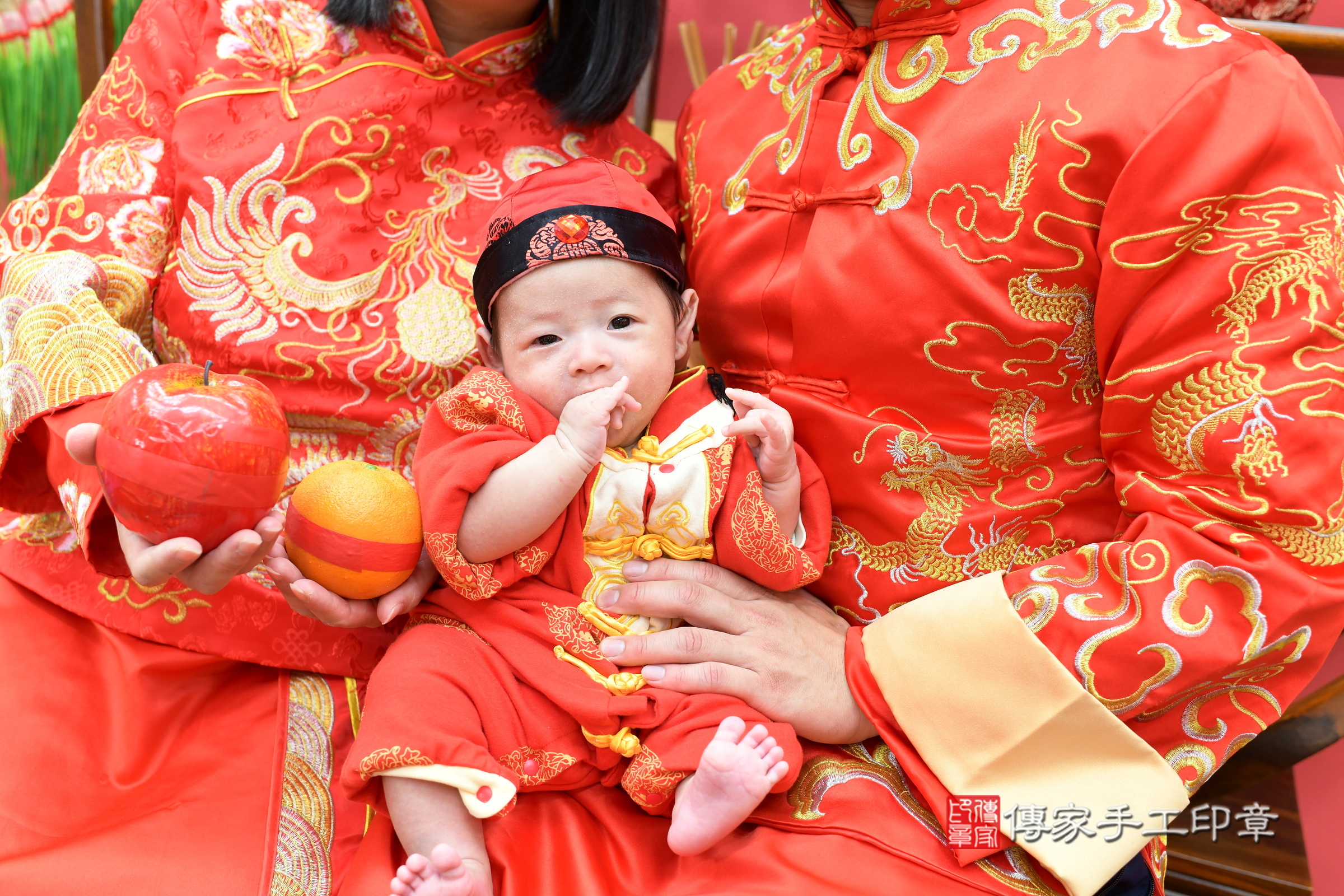 小智寶寶(新北市永和區嬰兒寶寶滿月剃頭理髮、嬰兒剃胎毛儀式吉祥話)。中國風會場，爸媽寶貝穿「日中韓」古裝禮服。專業拍照、證書。★購買「臍帶章、肚臍章、胎毛筆刷印章」贈送：剃頭、收涎、抓周，三選一。2024.3.30，照片12