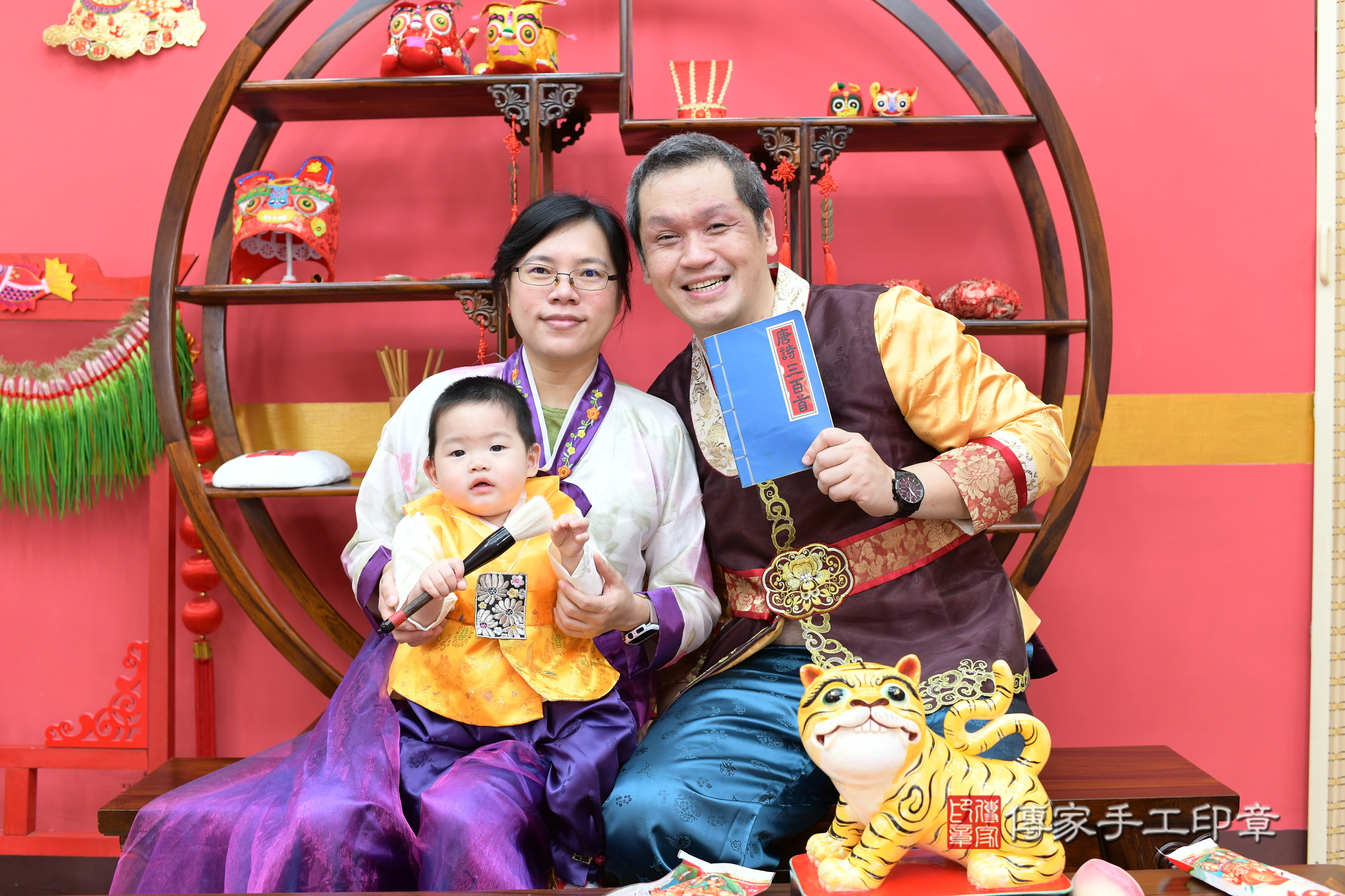 新北市永和區程程寶寶抓周推薦：傳家新北店抓周度脺中國風會場，嬰兒古禮抓周流程儀式吉祥話、抓周道具物品24種、拍照。抓周證書。2024.4.13，照片14