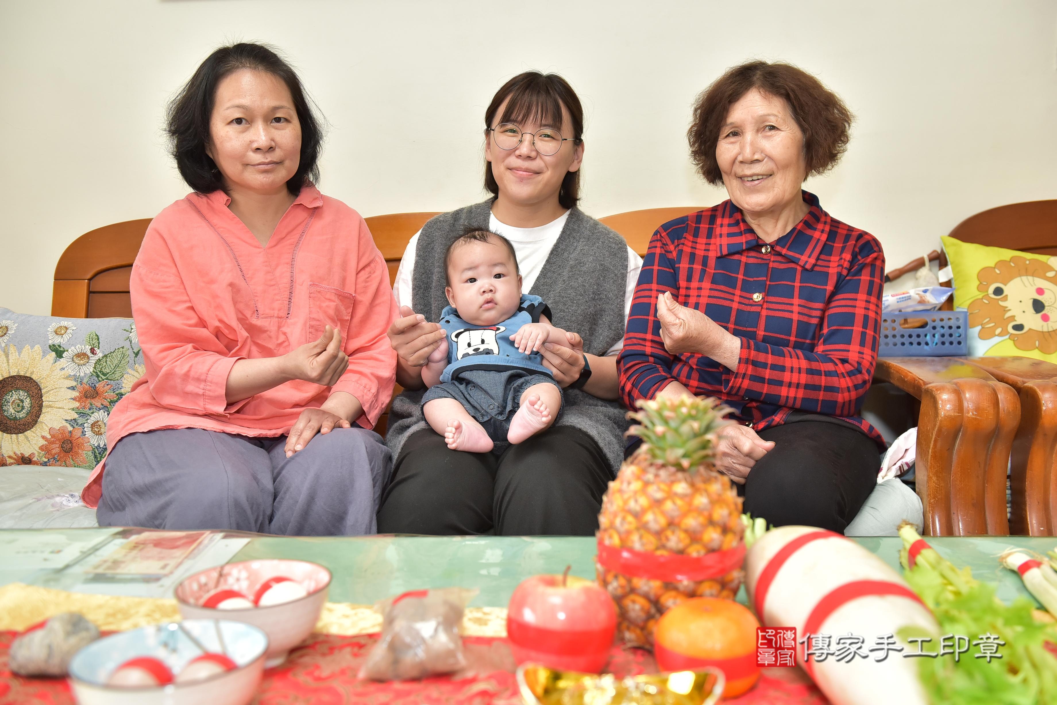 傳家手工印章高雄店、抓周、度脺、中國風會場、傳家嬰兒古禮、吉祥話、抓周道具物品24種、拍照。抓周證書。寶寶抓周、滿周歲、生日快樂、祝福