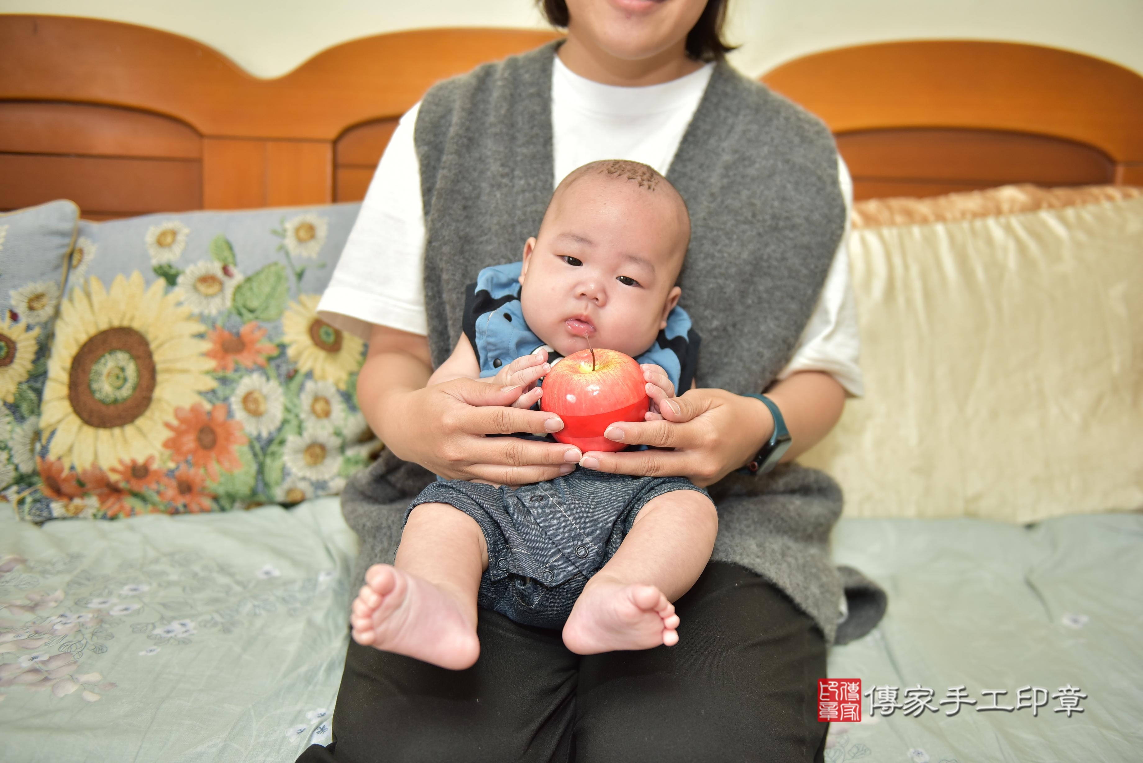 傳家手工印章高雄店、抓周、度脺、中國風會場、傳家嬰兒古禮、吉祥話、抓周道具物品24種、拍照。抓周證書。寶寶抓周、滿周歲、生日快樂、祝福