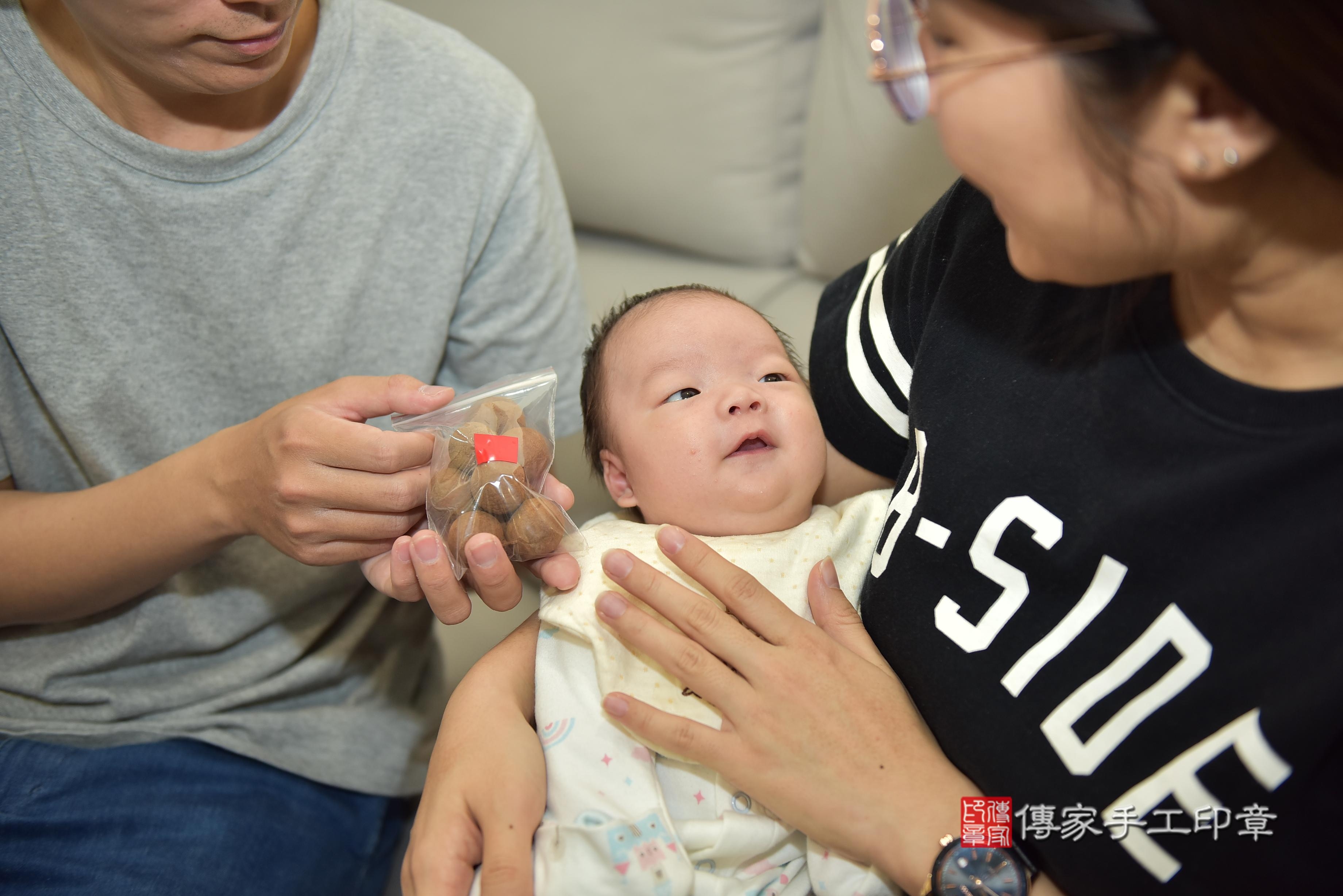 傳家手工印章高雄店、抓周、度脺、中國風會場、傳家嬰兒古禮、吉祥話、抓周道具物品24種、拍照。抓周證書。寶寶抓周、滿周歲、生日快樂、祝福