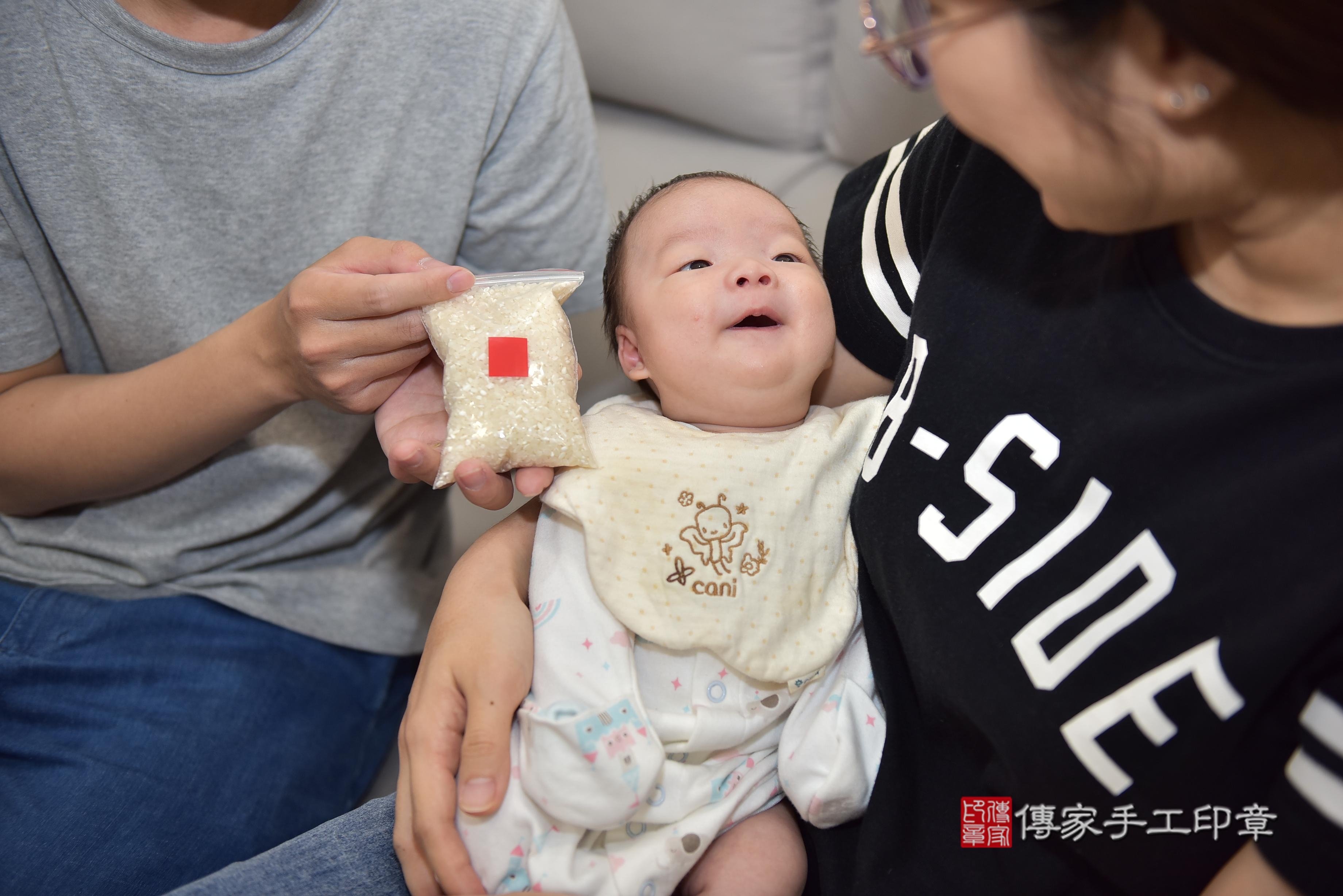 傳家手工印章高雄店、抓周、度脺、中國風會場、傳家嬰兒古禮、吉祥話、抓周道具物品24種、拍照。抓周證書。寶寶抓周、滿周歲、生日快樂、祝福