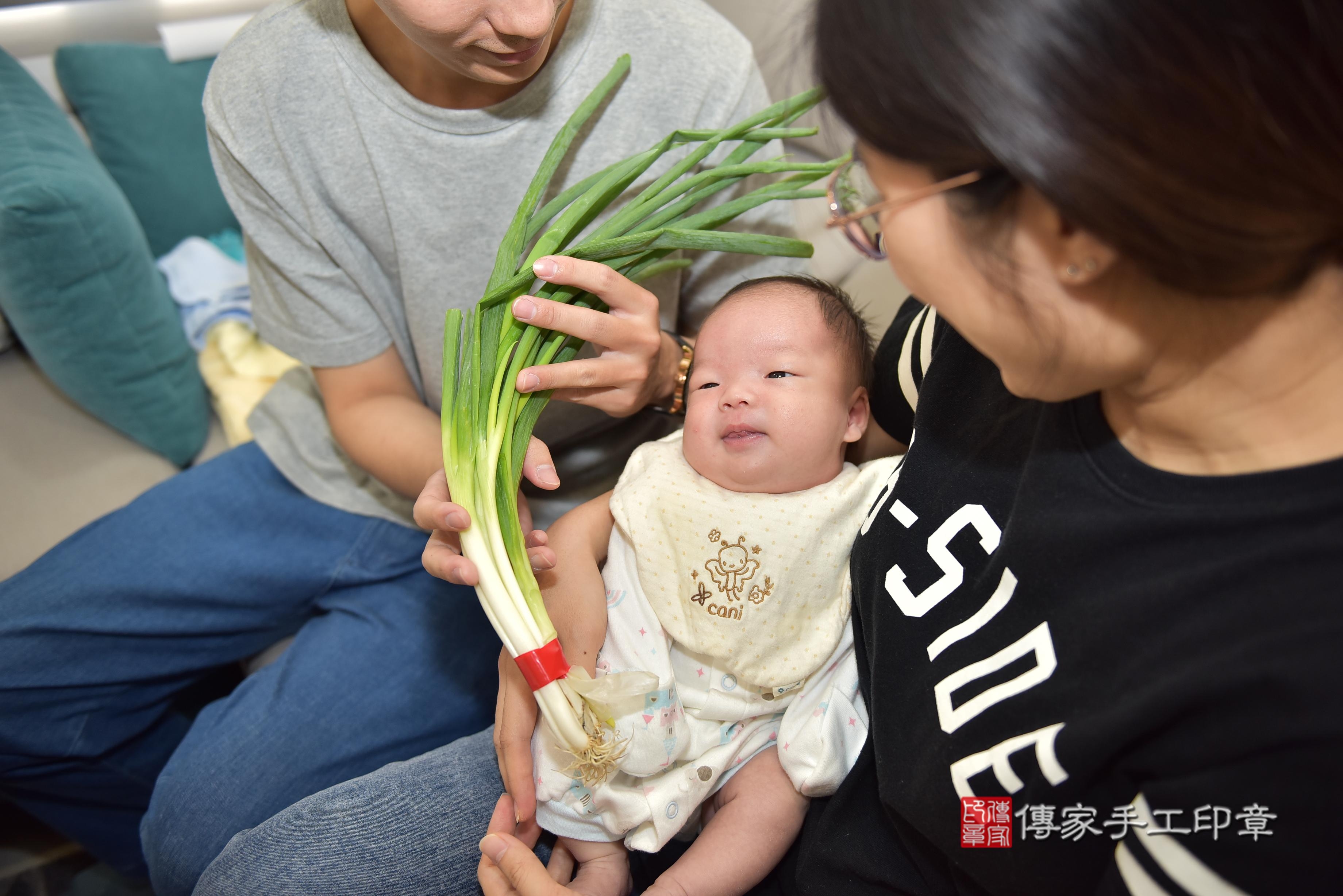 傳家手工印章高雄店、抓周、度脺、中國風會場、傳家嬰兒古禮、吉祥話、抓周道具物品24種、拍照。抓周證書。寶寶抓周、滿周歲、生日快樂、祝福