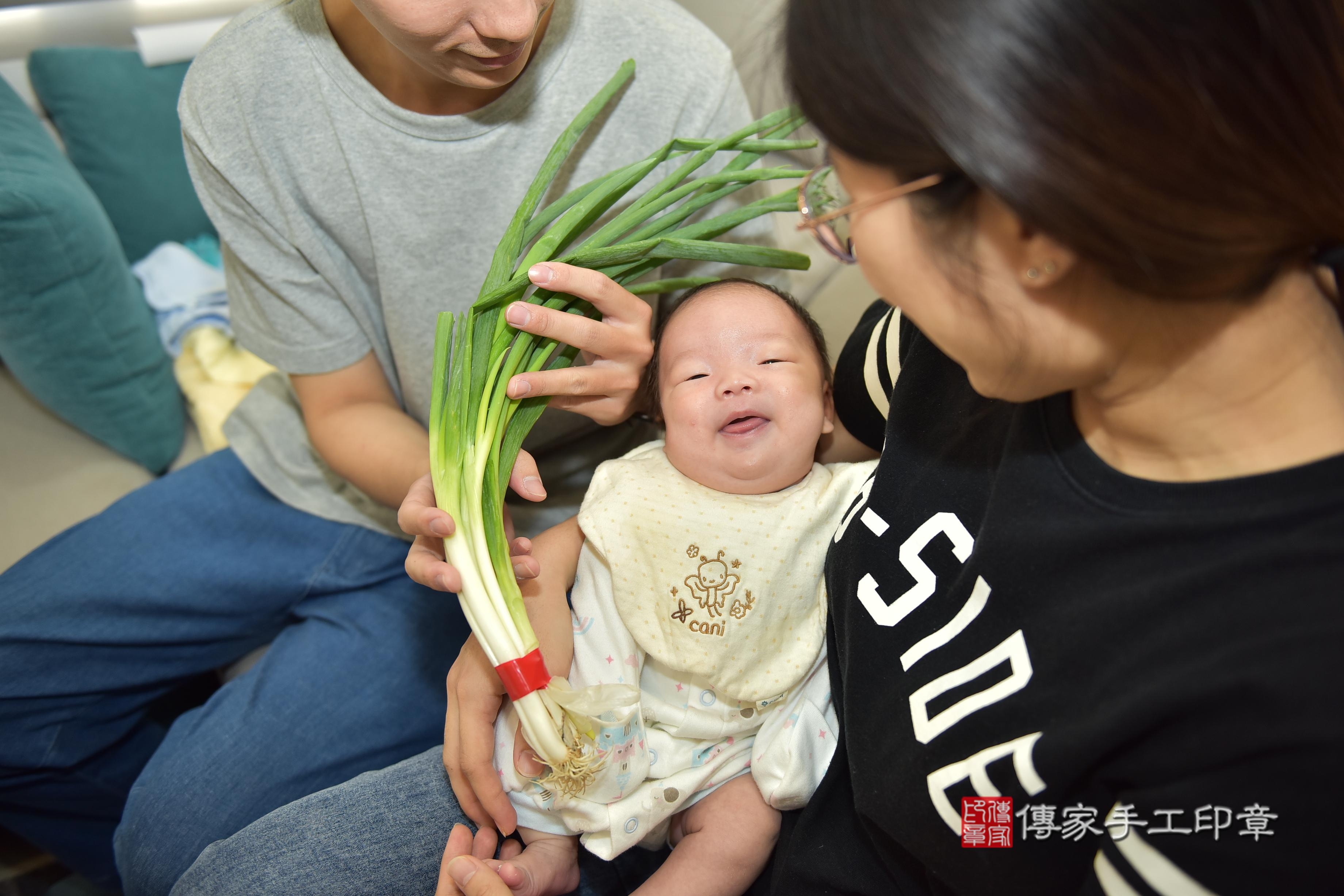 傳家手工印章高雄店、抓周、度脺、中國風會場、傳家嬰兒古禮、吉祥話、抓周道具物品24種、拍照。抓周證書。寶寶抓周、滿周歲、生日快樂、祝福