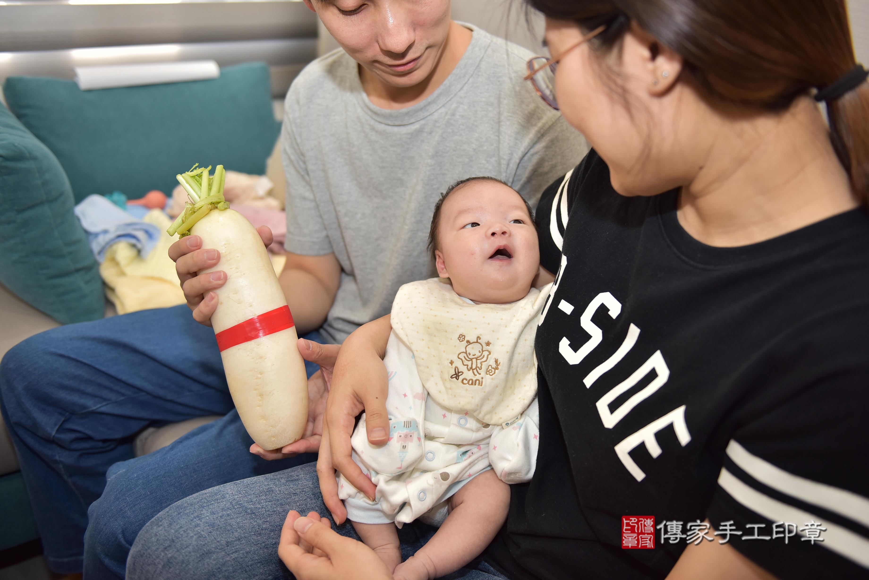 傳家手工印章高雄店、抓周、度脺、中國風會場、傳家嬰兒古禮、吉祥話、抓周道具物品24種、拍照。抓周證書。寶寶抓周、滿周歲、生日快樂、祝福