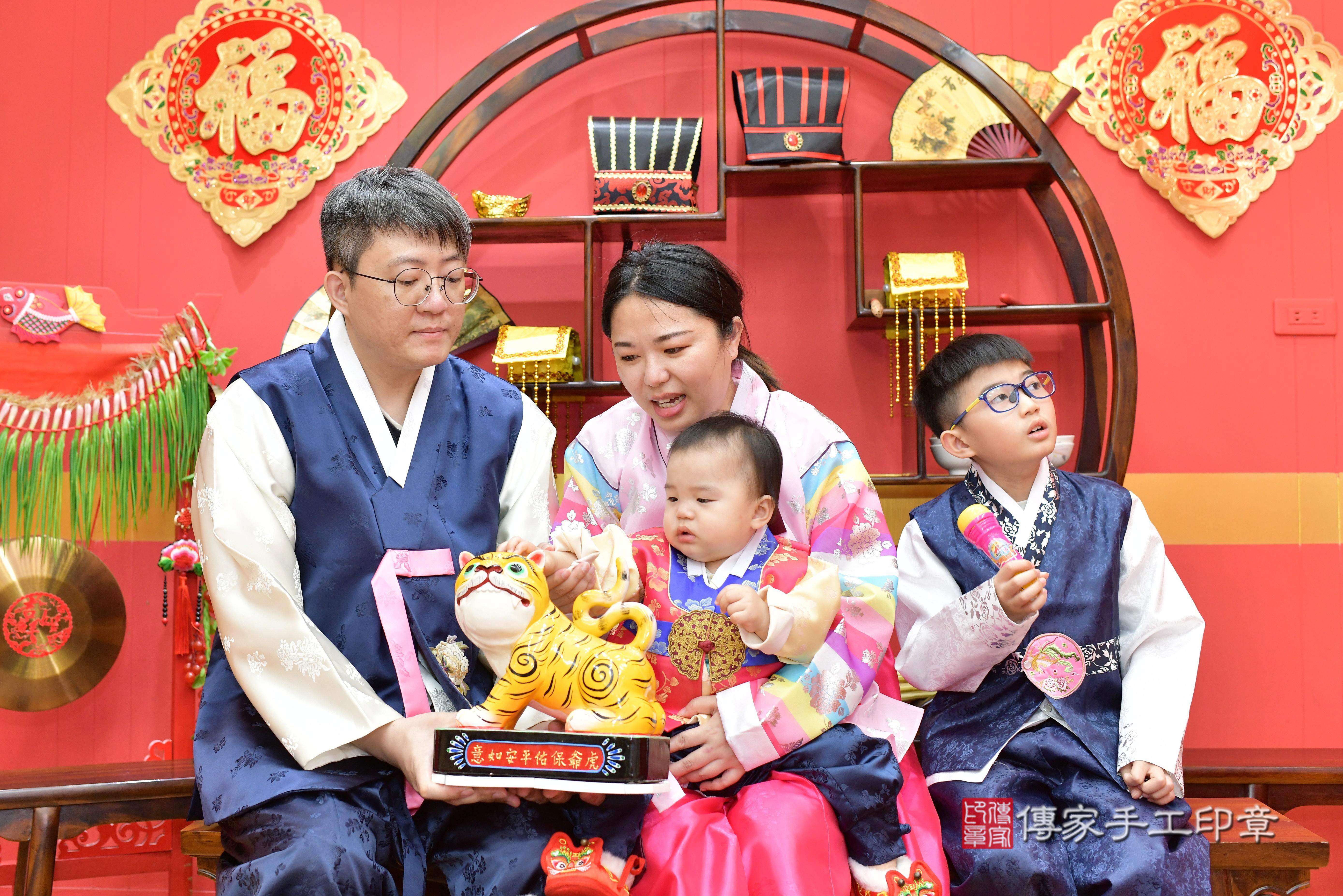 傳家手工印章桃園店、抓周、度脺、中國風會場、傳家嬰兒古禮、吉祥話、抓周道具物品24種、拍照。抓周證書。寶寶抓周、滿周歲、生日快樂、祝福