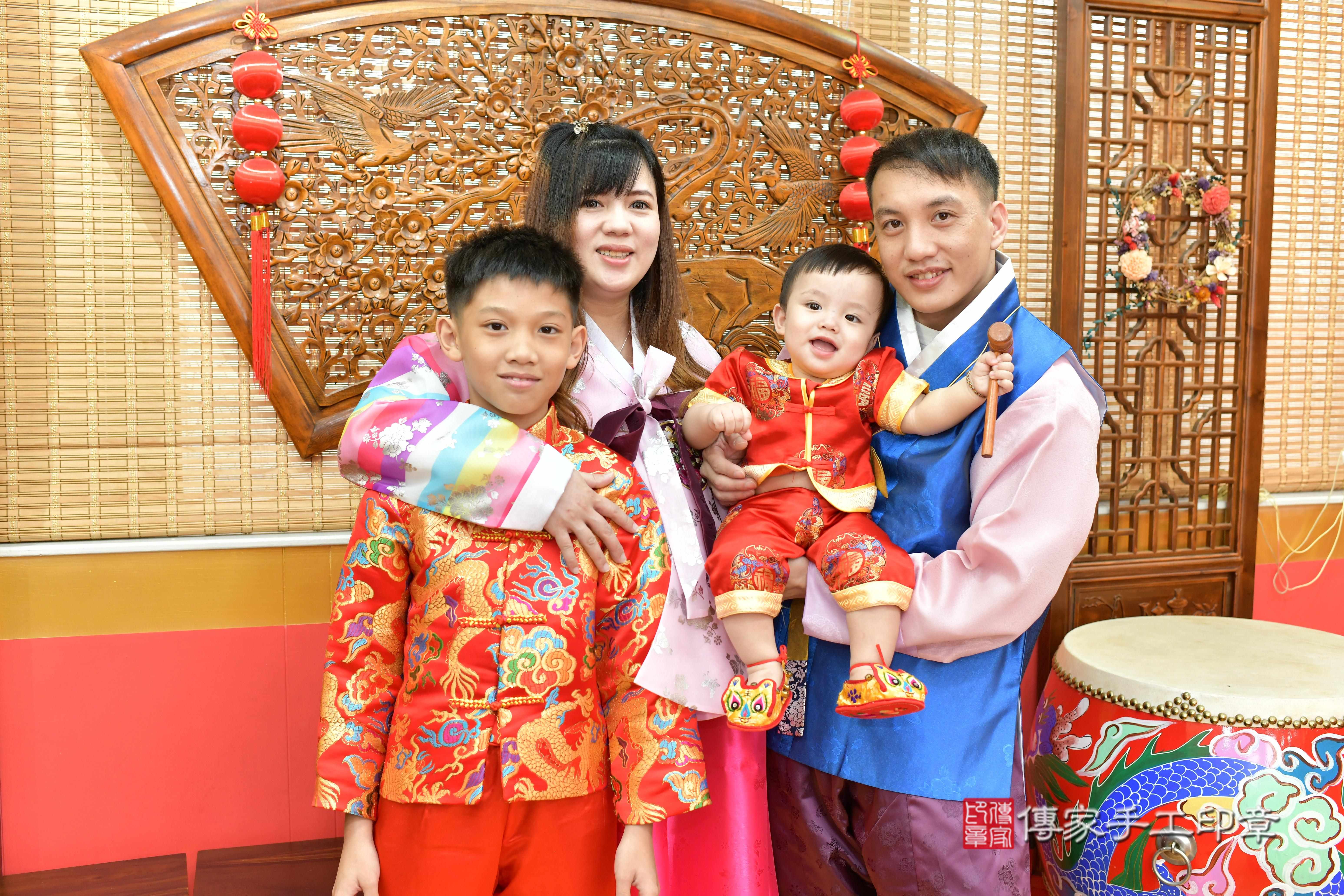 傳家手工印章桃園店、抓周、度脺、中國風會場、傳家嬰兒古禮、吉祥話、抓周道具物品24種、拍照。抓周證書。寶寶抓周、滿周歲、生日快樂、祝福