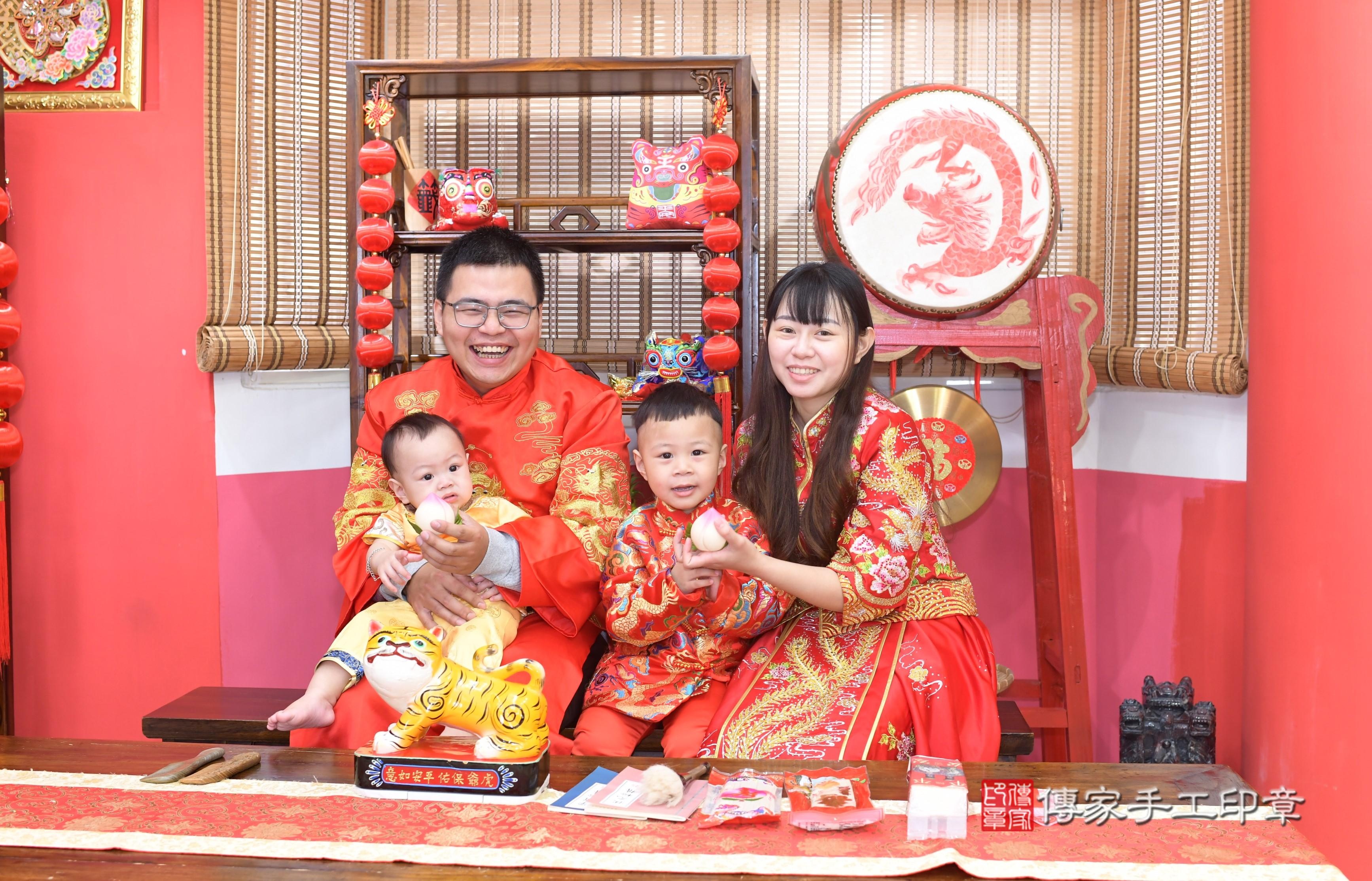 傳家手工印章高雄店、抓周、度脺、中國風會場、傳家嬰兒古禮、吉祥話、抓周道具物品24種、拍照。抓周證書。寶寶抓周、滿周歲、生日快樂、祝福