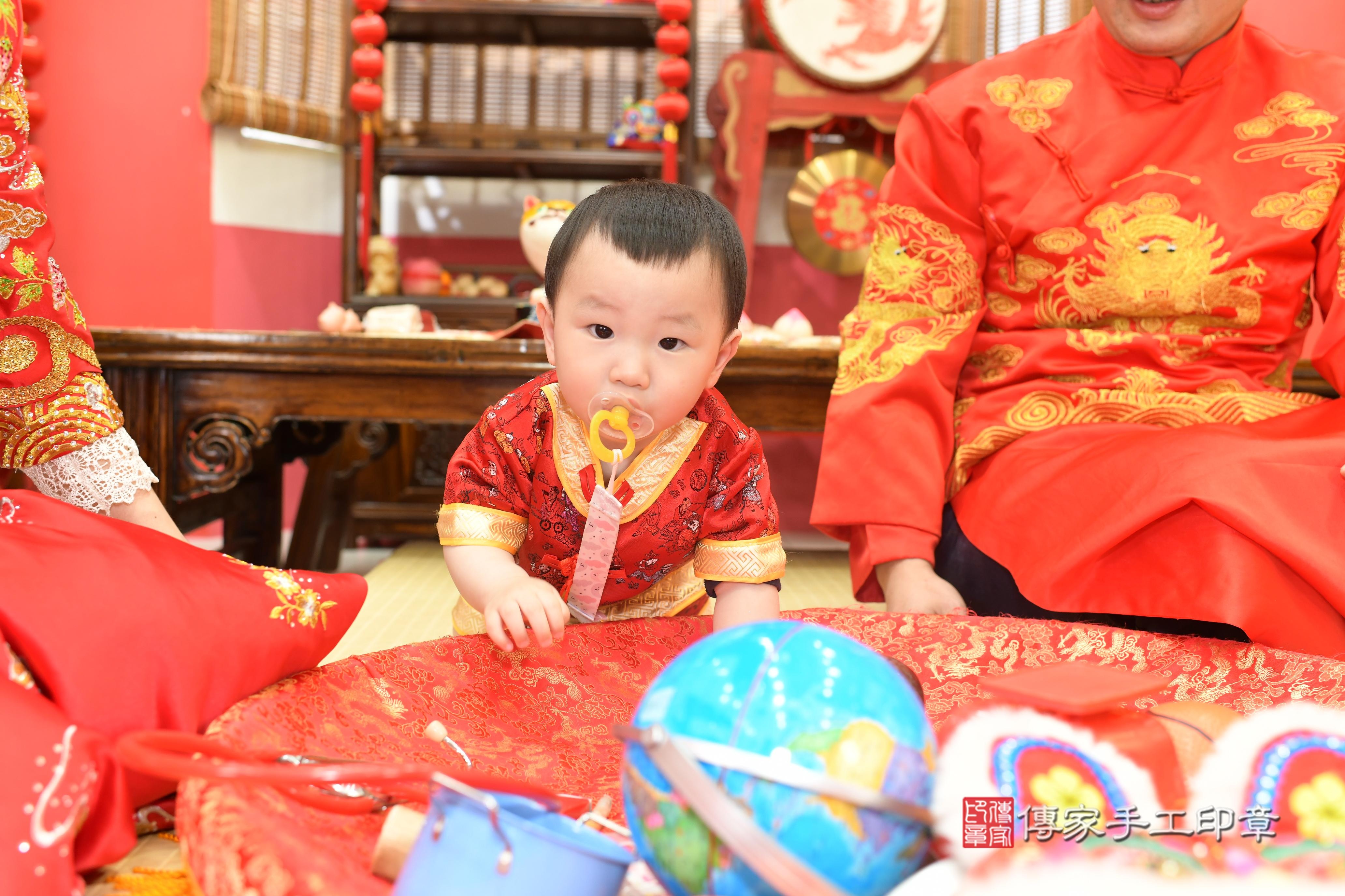 傳家手工印章高雄店、抓周、度脺、中國風會場、傳家嬰兒古禮、吉祥話、抓周道具物品24種、拍照。抓周證書。寶寶抓周、滿周歲、生日快樂、祝福