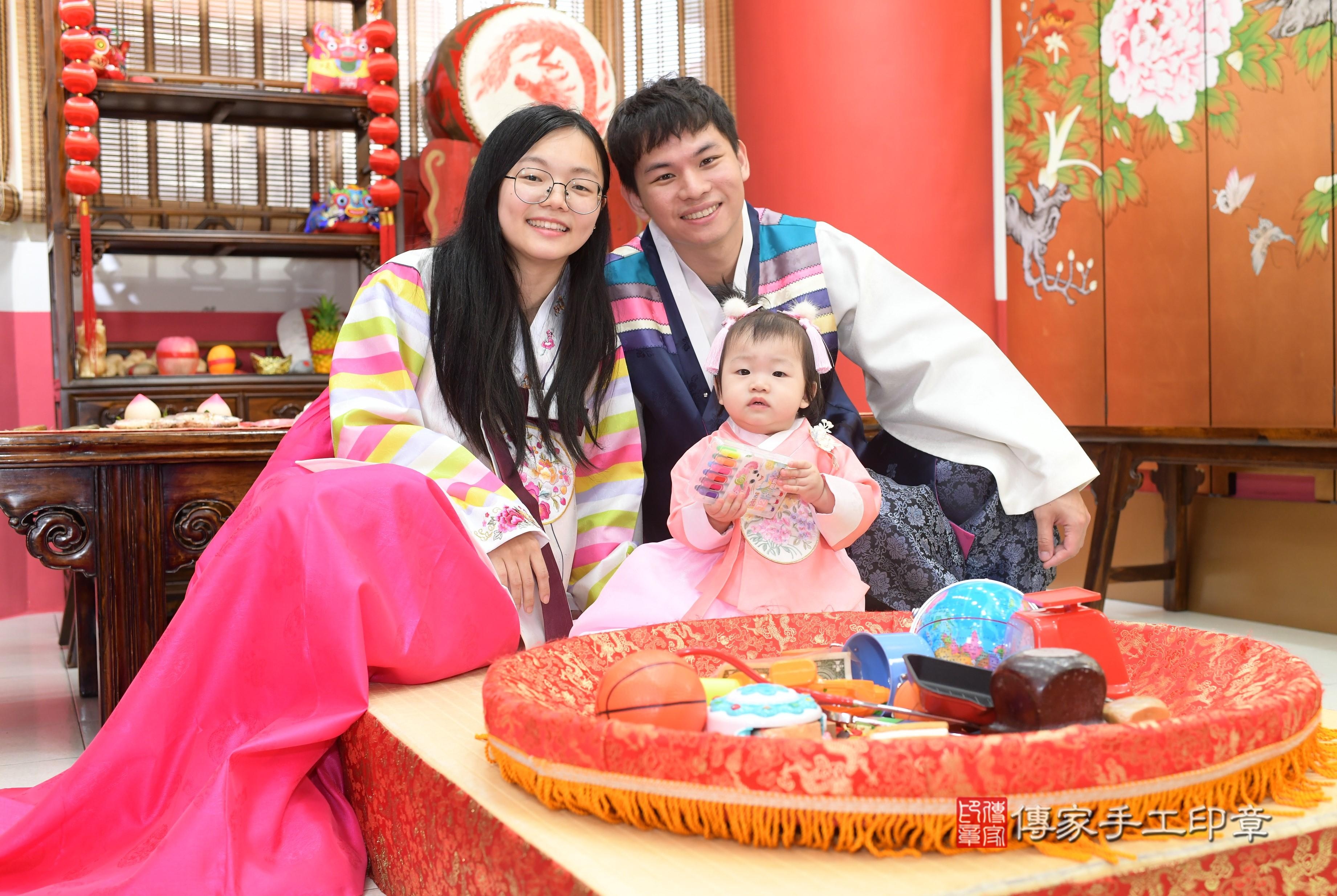 傳家手工印章高雄店、抓周、度脺、中國風會場、傳家嬰兒古禮、吉祥話、抓周道具物品24種、拍照。抓周證書。寶寶抓周、滿周歲、生日快樂、祝福