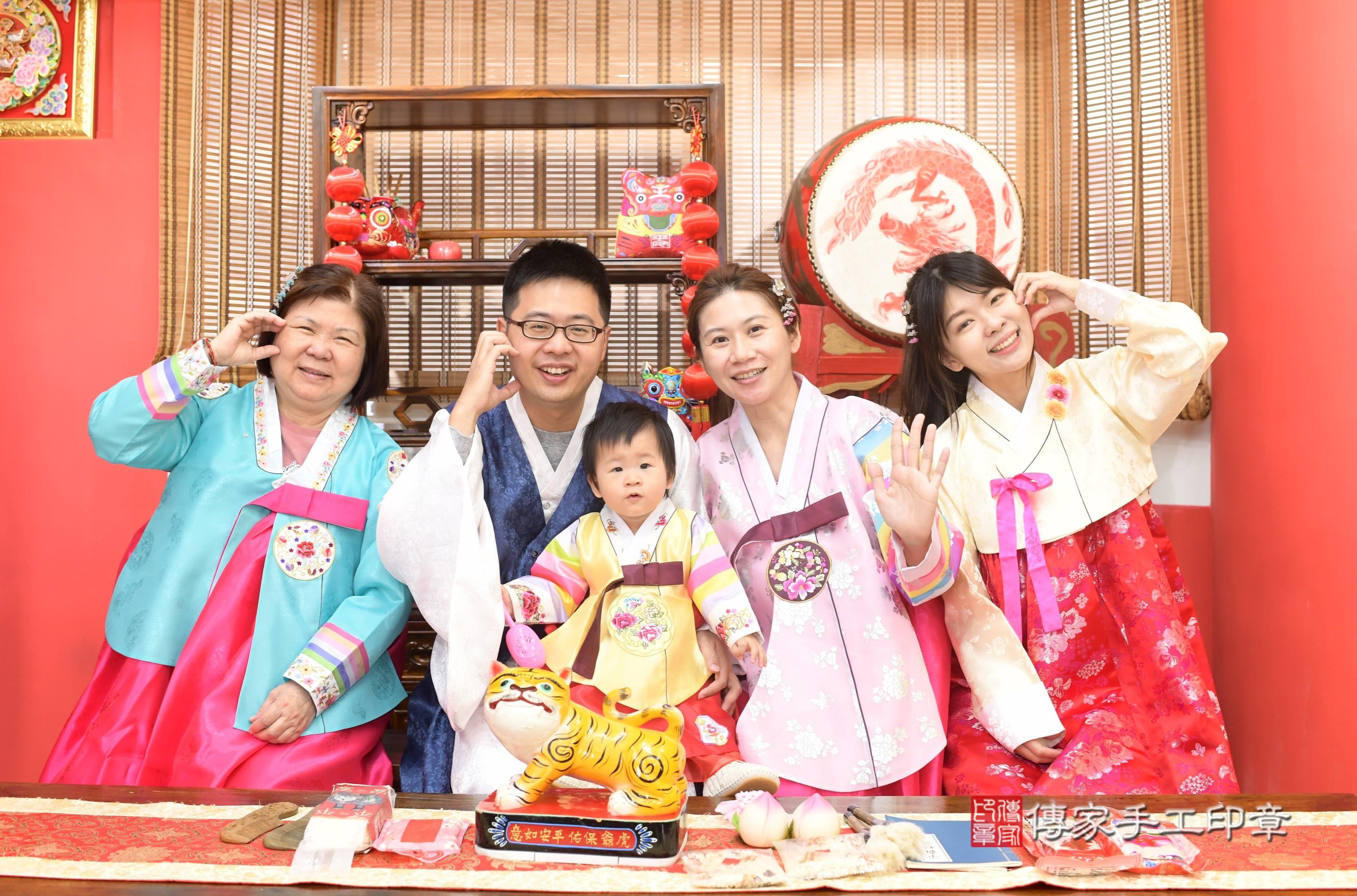 傳家手工印章高雄店、抓周、度脺、中國風會場、傳家嬰兒古禮、吉祥話、抓周道具物品24種、拍照。抓周證書。寶寶抓周、滿周歲、生日快樂、祝福