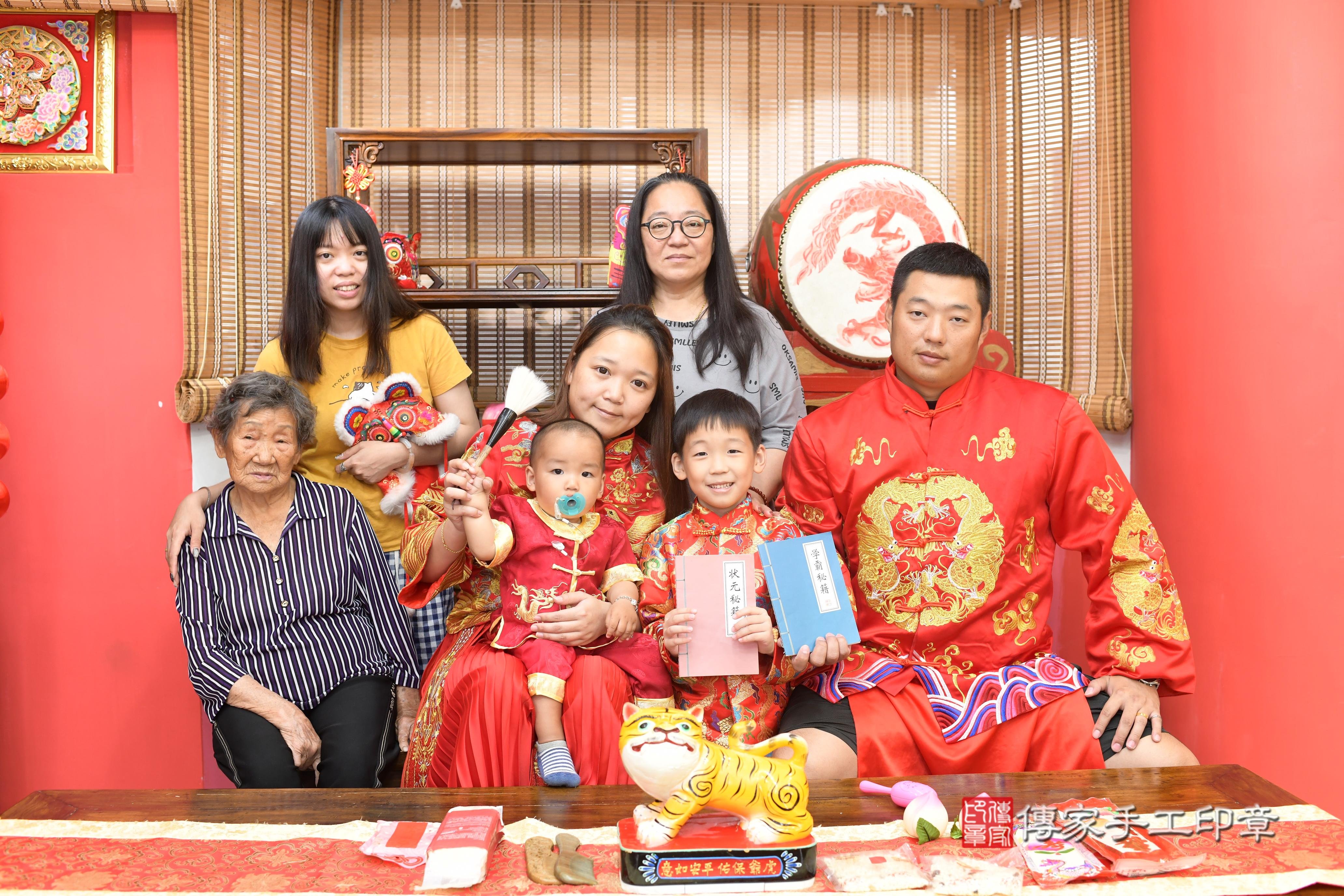 傳家手工印章高雄店、抓周、度脺、中國風會場、傳家嬰兒古禮、吉祥話、抓周道具物品24種、拍照。抓周證書。寶寶抓周、滿周歲、生日快樂、祝福