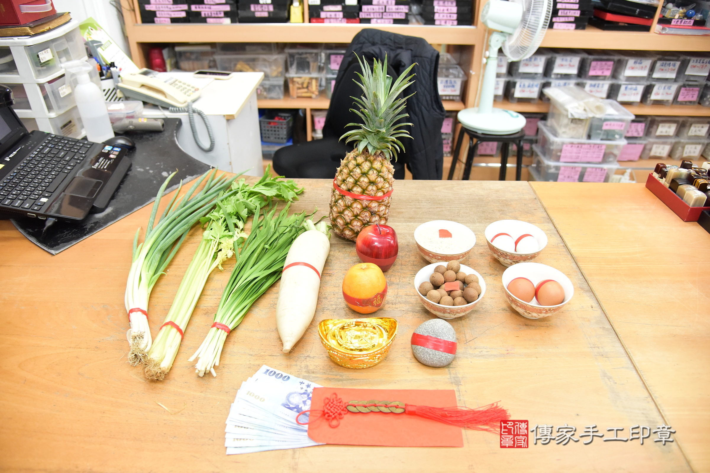 小展寶寶(新北市永和區嬰兒寶寶滿月剃頭理髮、嬰兒剃胎毛儀式吉祥話)。中國風會場，爸媽寶貝穿「日中韓」古裝禮服。專業拍照、證書。★購買「臍帶章、肚臍章、胎毛筆刷印章」贈送：剃頭、收涎、抓周，三選一。2024.4.23，照片3