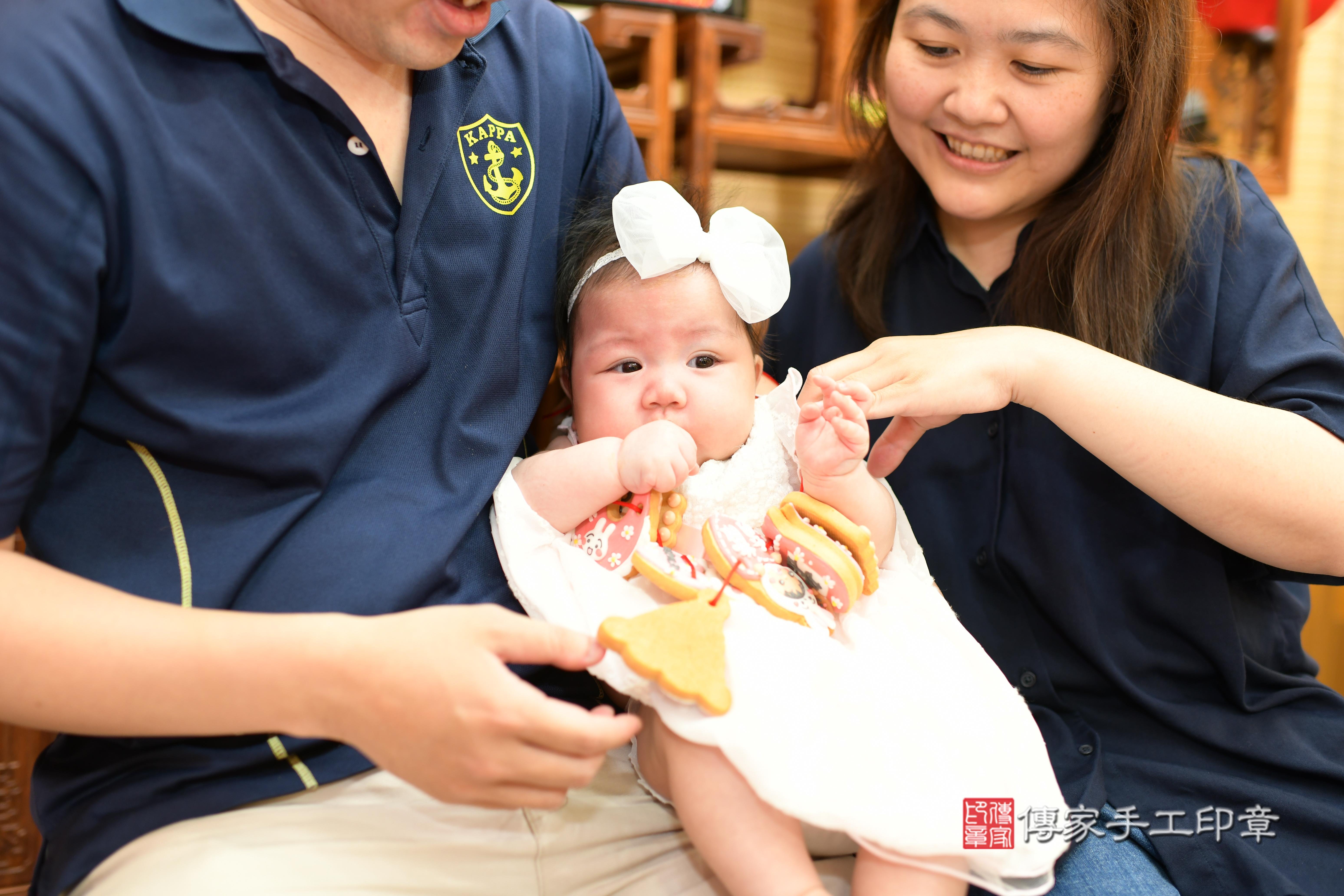 傳家手工印章台南店、抓周、度脺、中國風會場、傳家嬰兒古禮、吉祥話、抓周道具物品24種、拍照。抓周證書。寶寶抓周、滿周歲、生日快樂、祝福