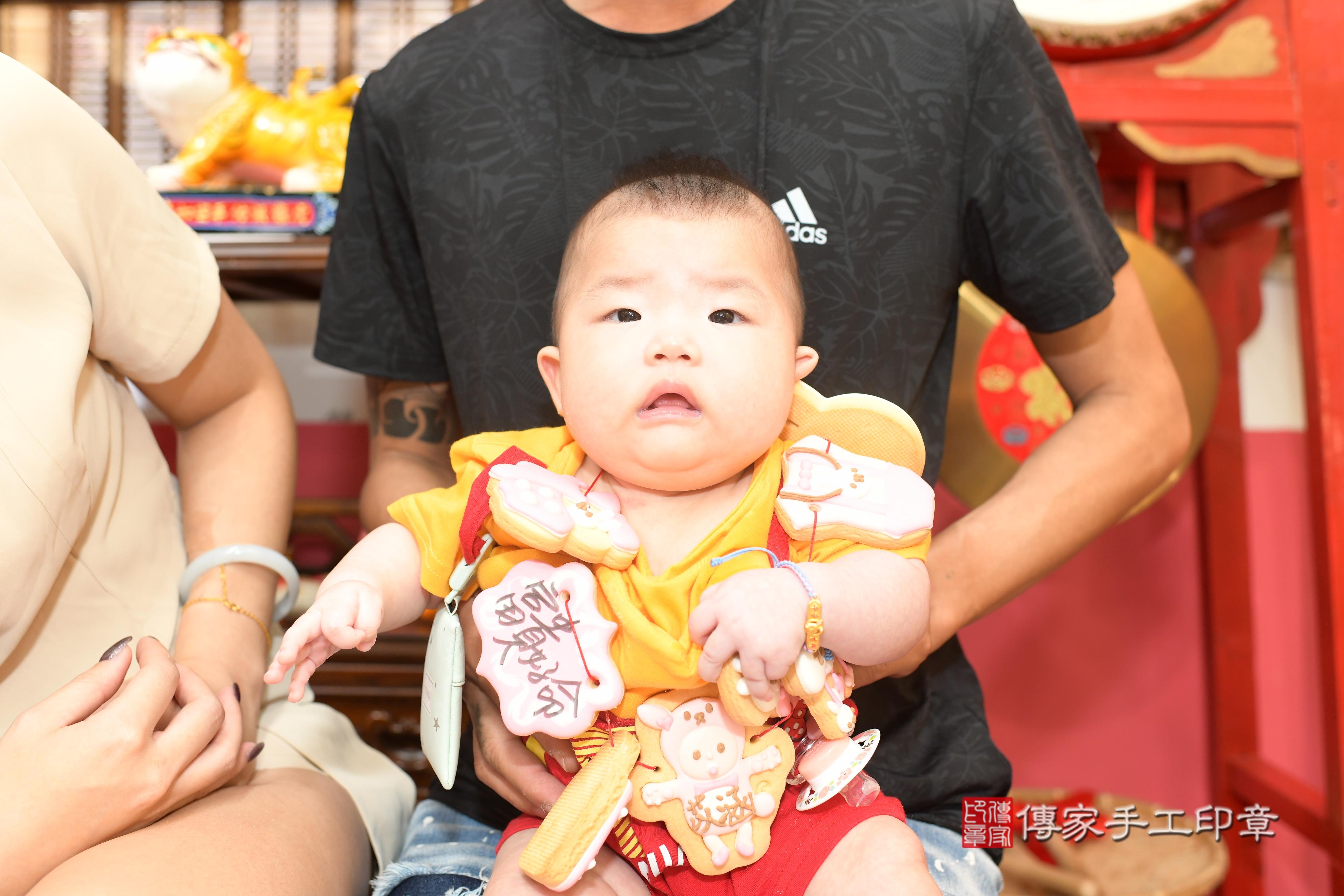 傳家手工印章高雄店、抓周、度脺、中國風會場、傳家嬰兒古禮、吉祥話、抓周道具物品24種、拍照。抓周證書。寶寶抓周、滿周歲、生日快樂、祝福