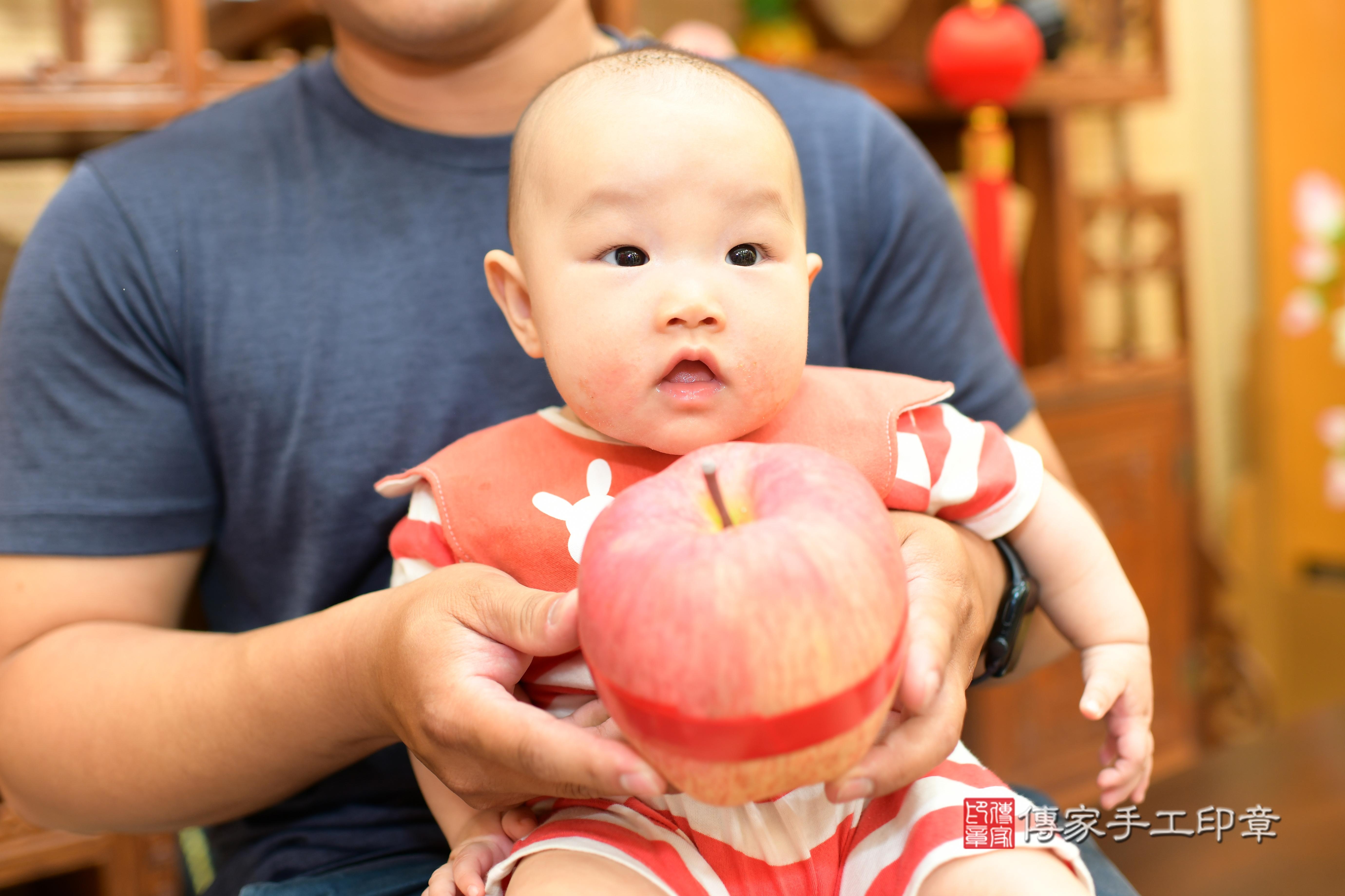 傳家手工印章台南店、抓周、度脺、中國風會場、傳家嬰兒古禮、吉祥話、抓周道具物品24種、拍照。抓周證書。寶寶抓周、滿周歲、生日快樂、祝福