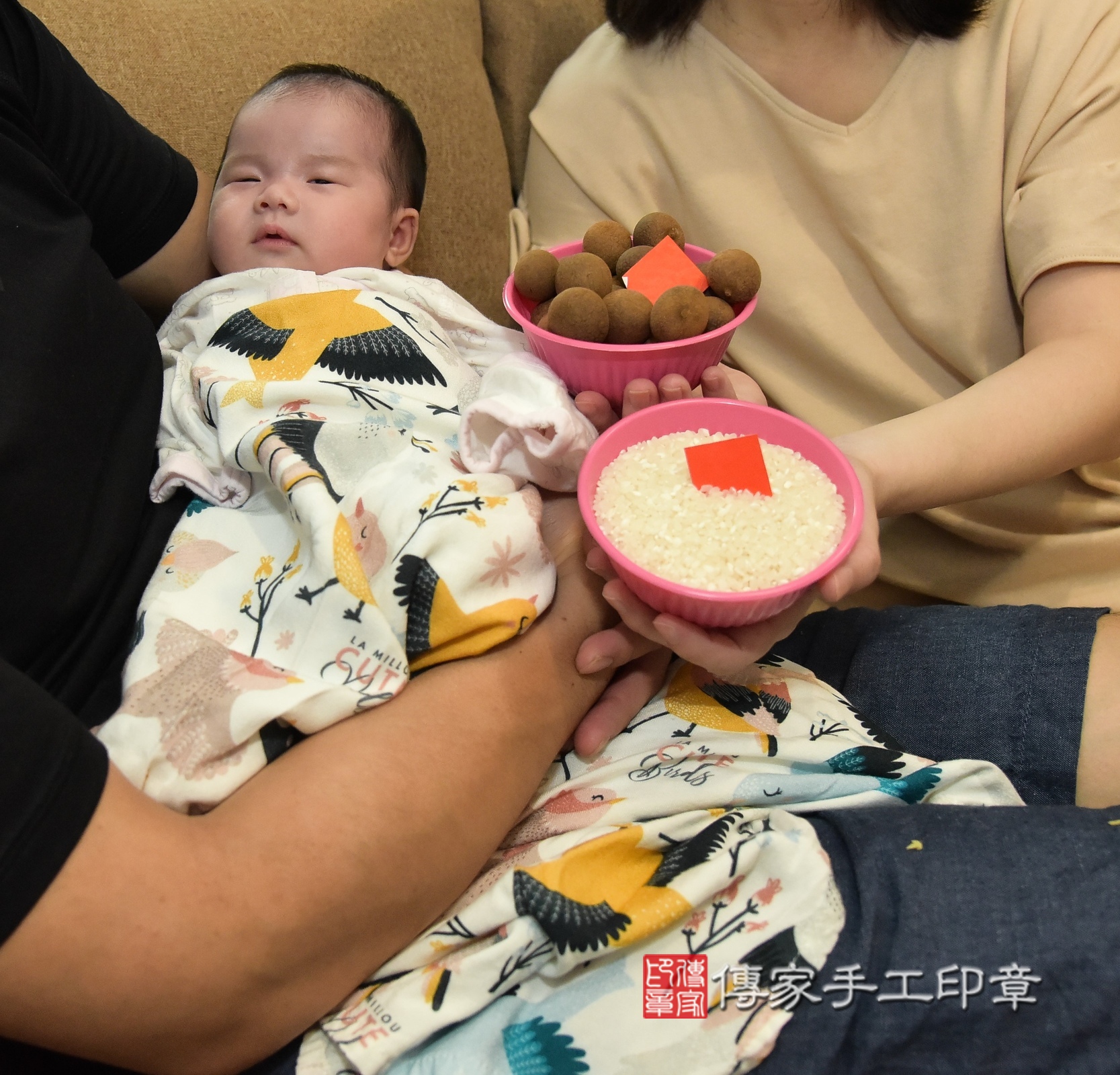 小羽寶寶(新北市板橋區到府嬰兒小羽寶寶滿月剃頭理髮、到府嬰兒剃胎毛儀式吉祥話)。到府剃頭剃胎毛主持、專業拍照、證書。★購買「臍帶章、肚臍章、胎毛筆刷印章」贈送：剃頭、收涎、抓周，三選一。2024.4.20，照片9